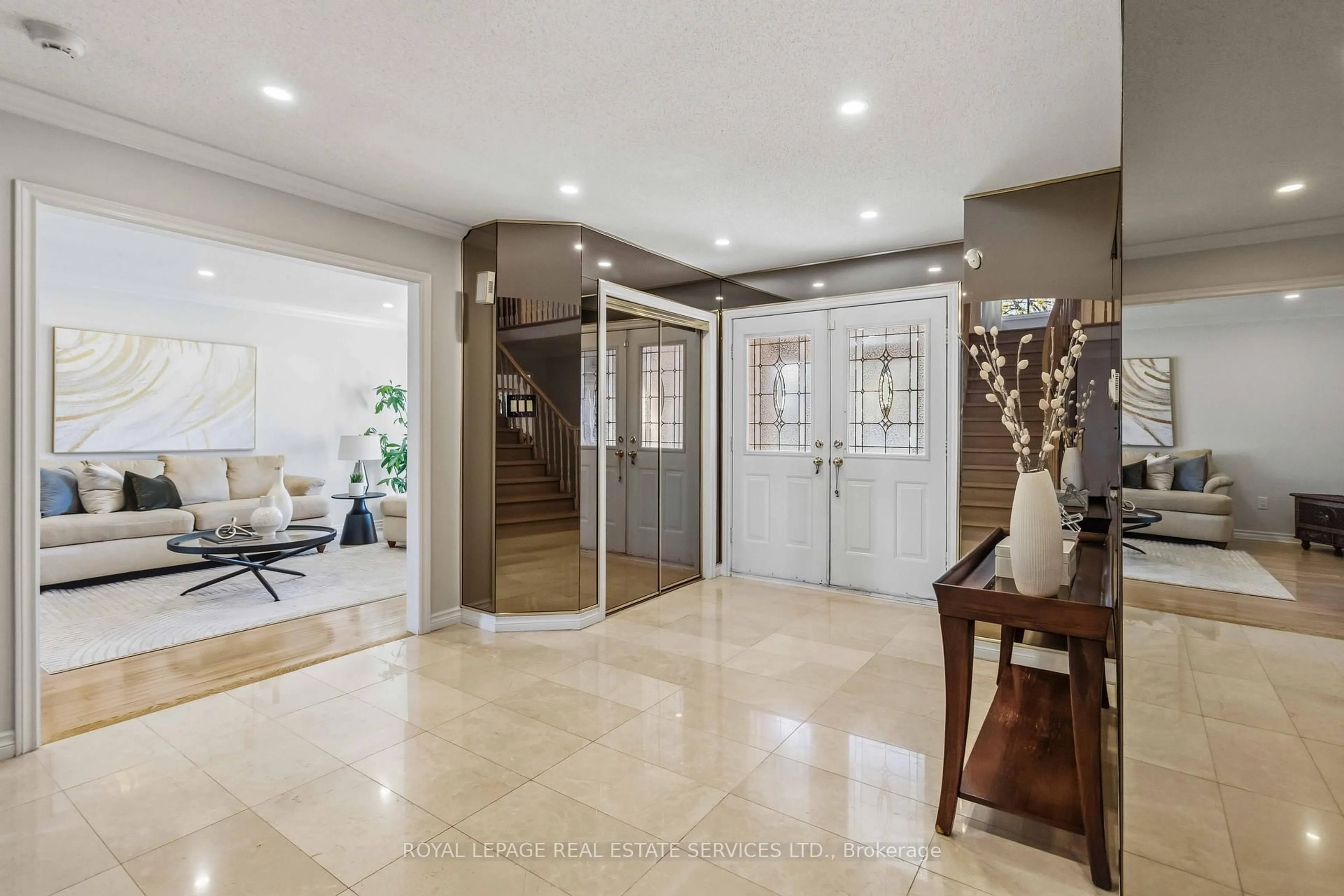 Indoor entryway for 4330 Spinningdale Crt, Mississauga Ontario L5M 3J8