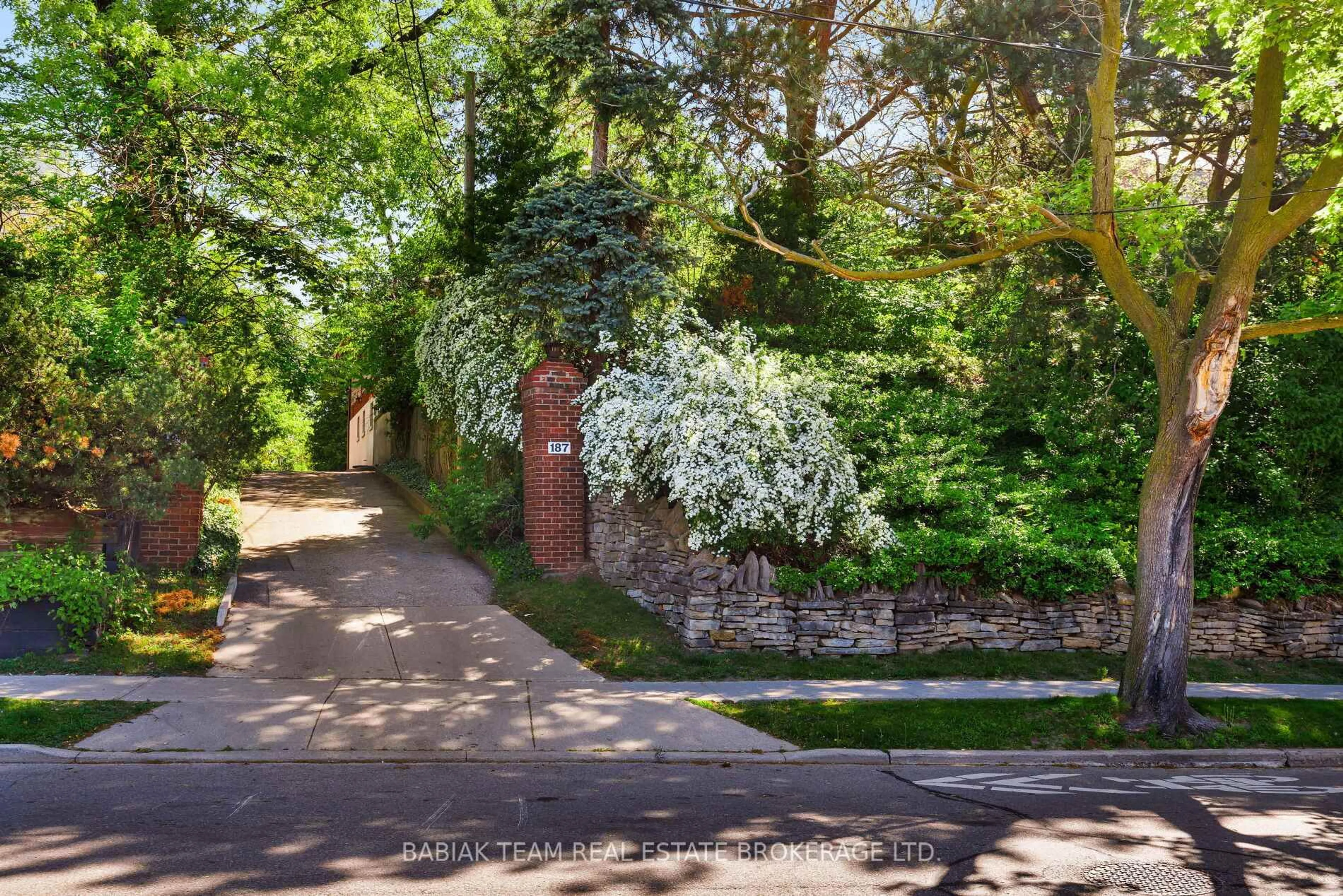 A pic from outside/outdoor area/front of a property/back of a property/a pic from drone, street for 187 Ellis Ave, Toronto Ontario M6S 2X4