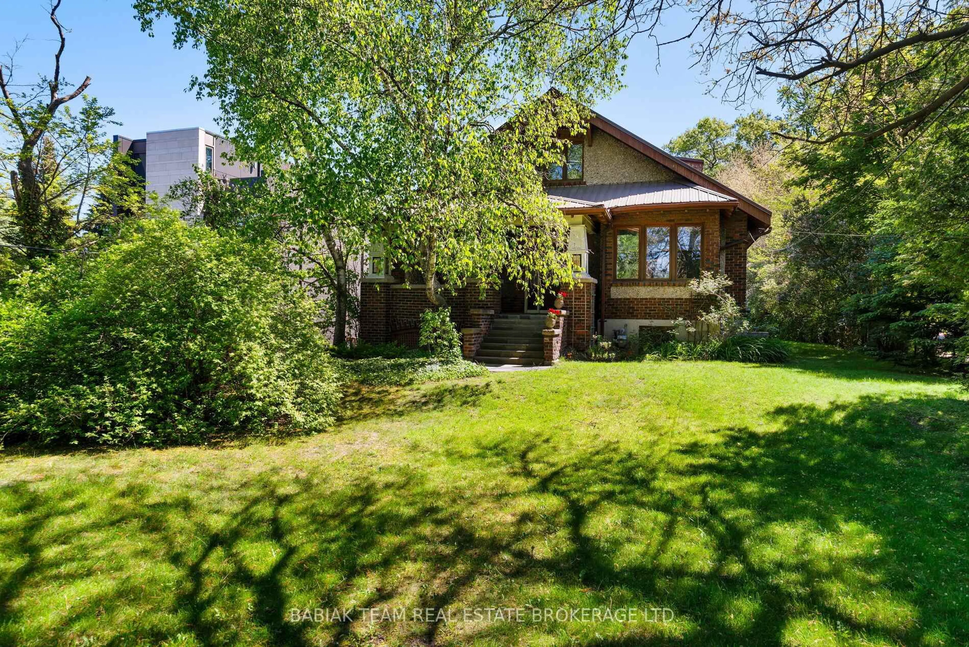 A pic from outside/outdoor area/front of a property/back of a property/a pic from drone, street for 187 Ellis Ave, Toronto Ontario M6S 2X4