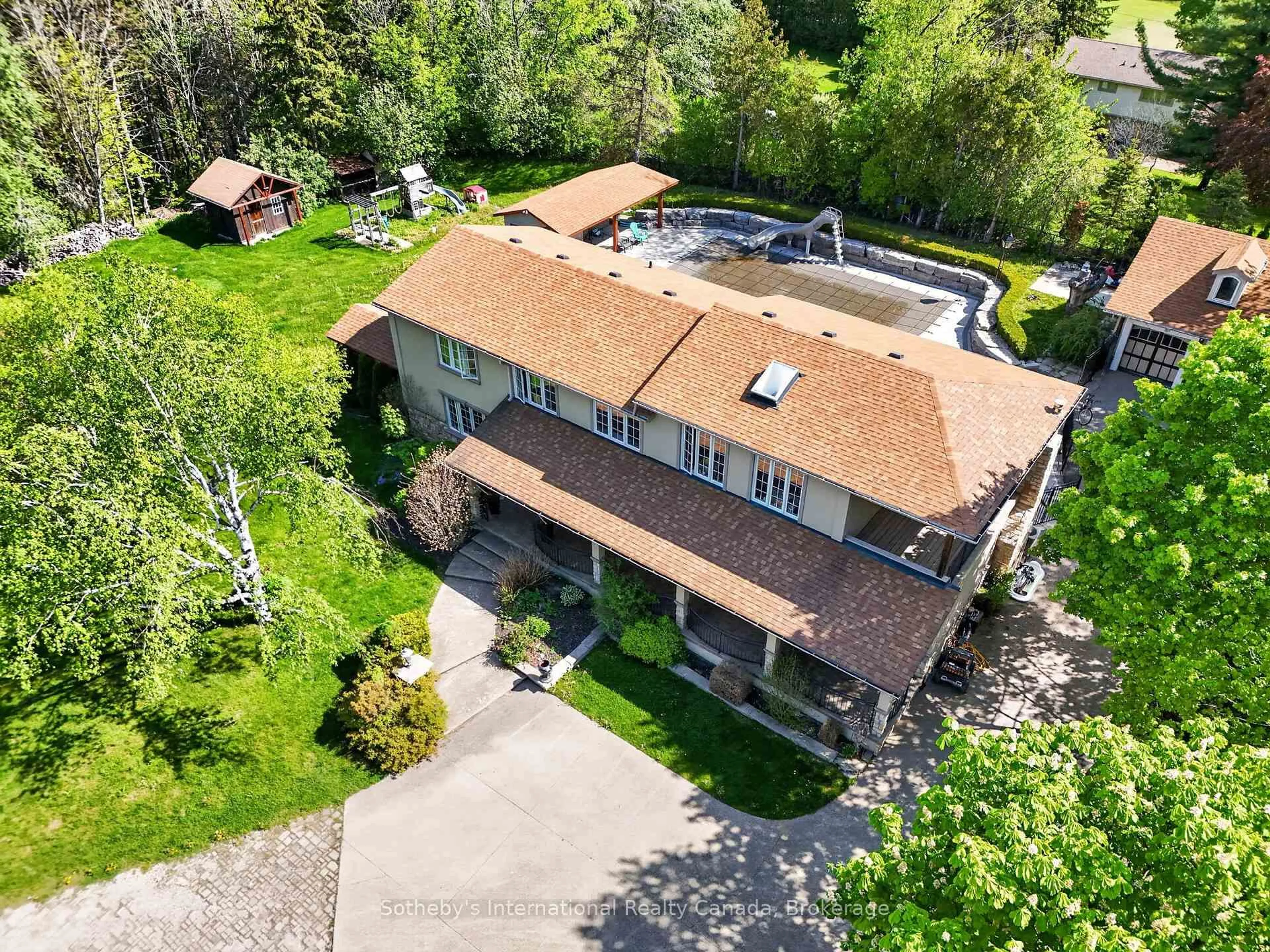 A pic from outside/outdoor area/front of a property/back of a property/a pic from drone, street for 110 Palmer Circ, Caledon Ontario L7E 0A5