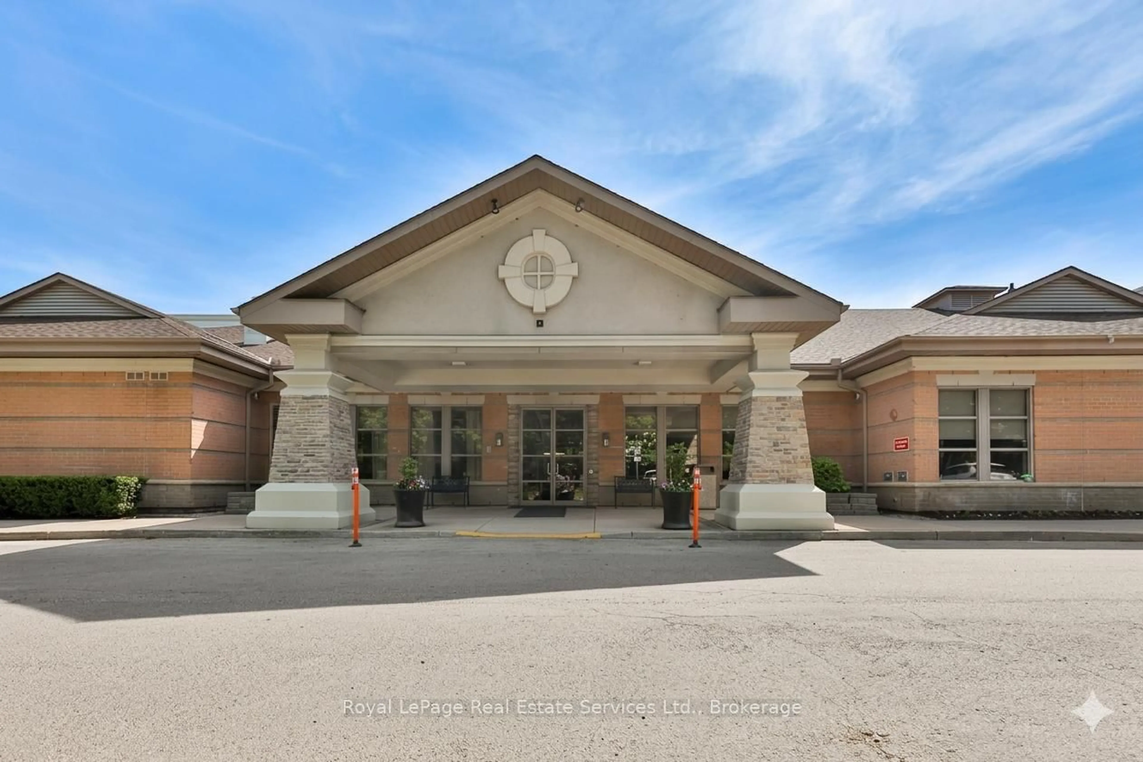 Indoor foyer for 100 Burloak Dr #2205, Burlington Ontario L7L 6P6