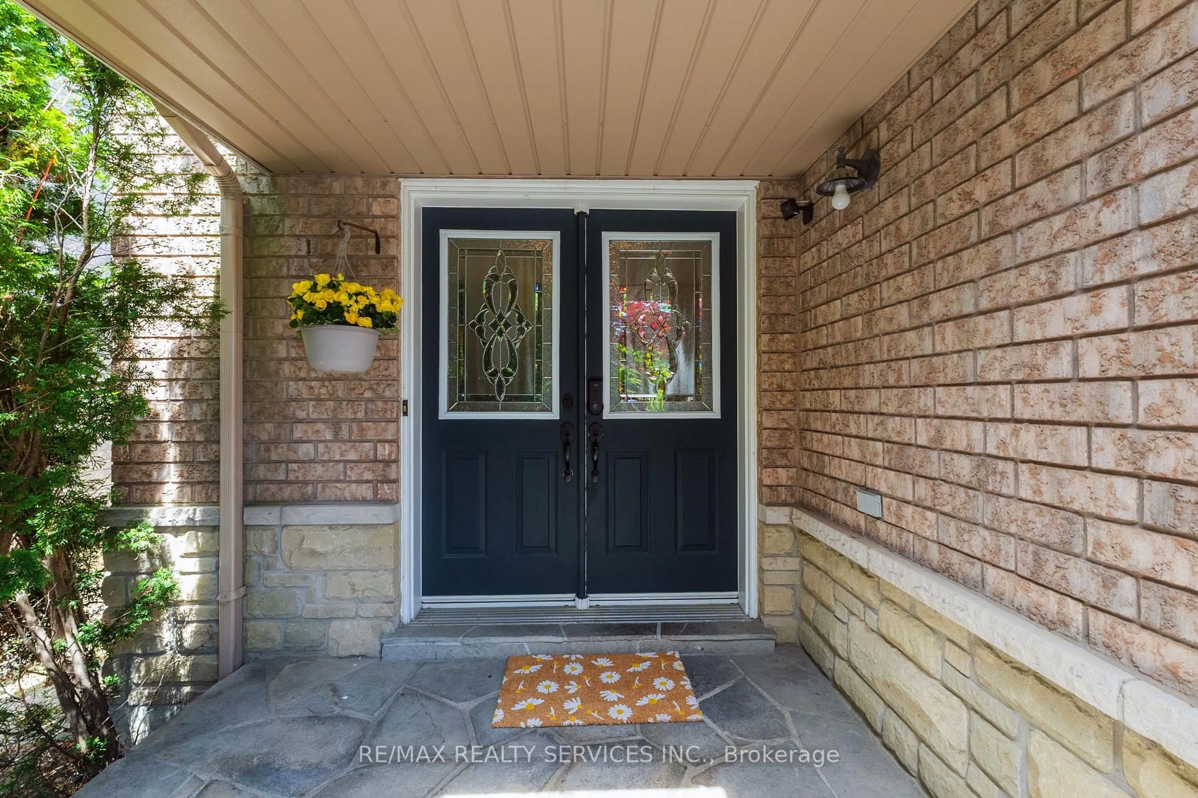 Indoor entryway for 295 Queen Mary Dr, Brampton Ontario L7A 3R1