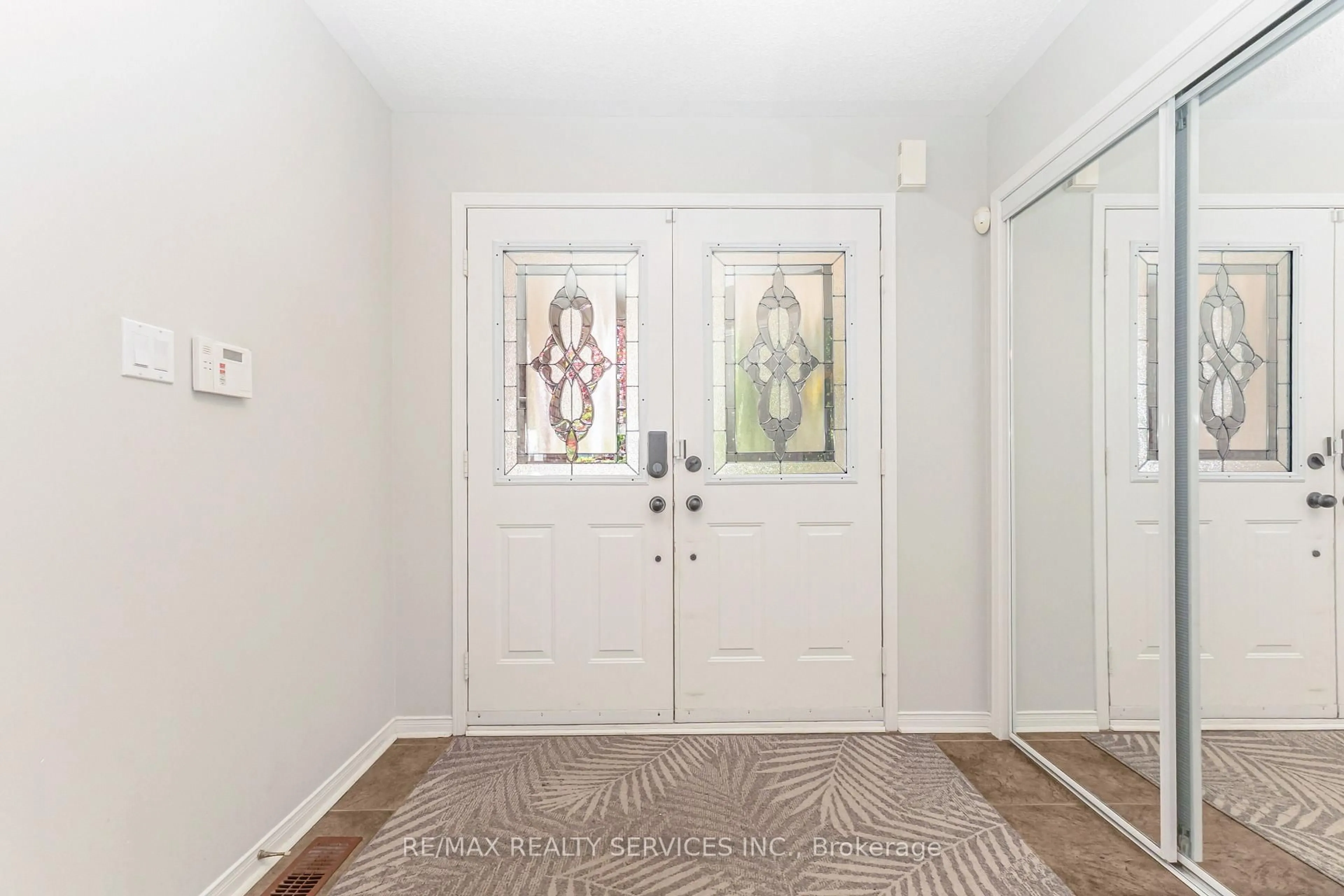Indoor entryway for 295 Queen Mary Dr, Brampton Ontario L7A 3R1