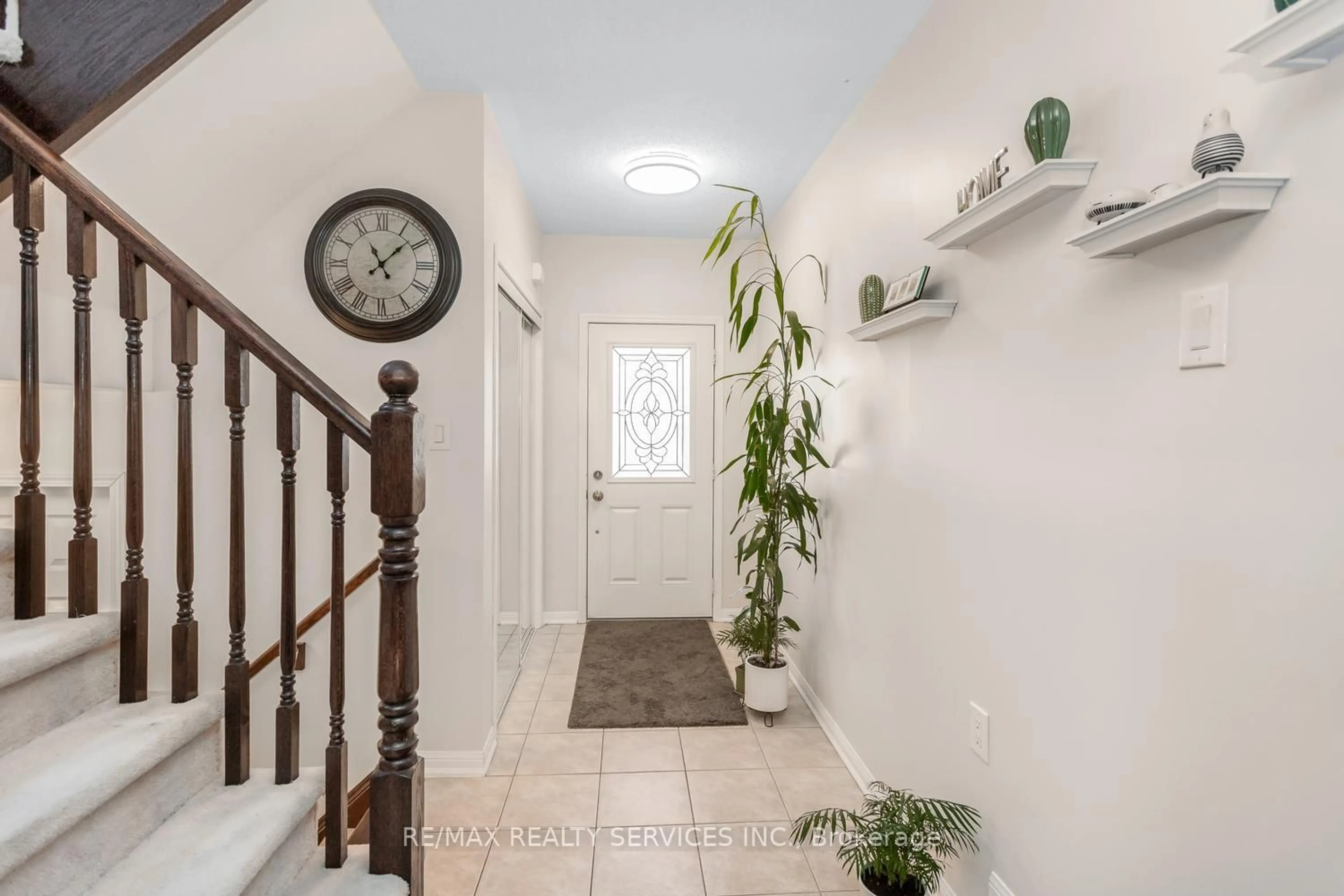 Indoor entryway for 164 Mcdougall Cross, Milton Ontario L9T 0P7
