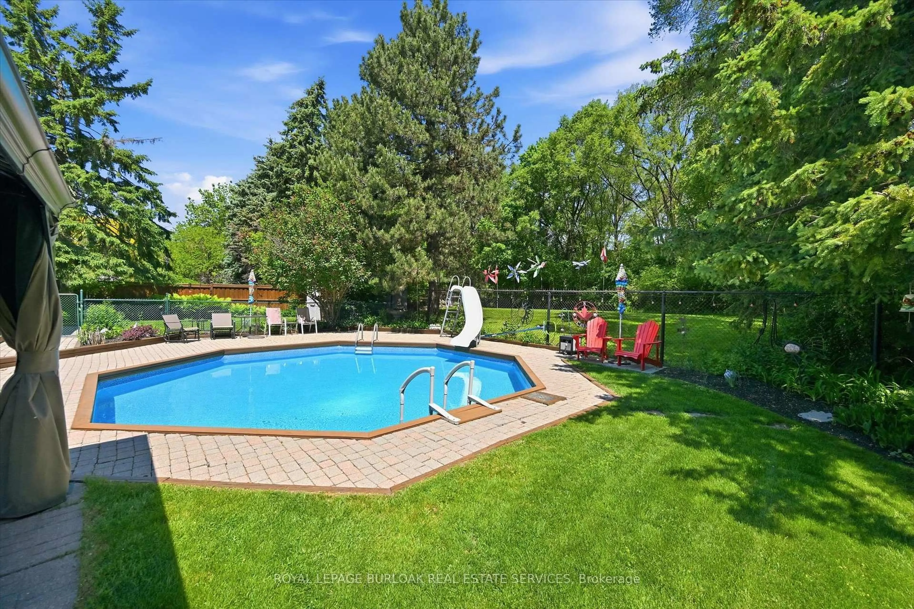 Pool for 951 Cloverleaf Dr, Burlington Ontario L7T 3Y8