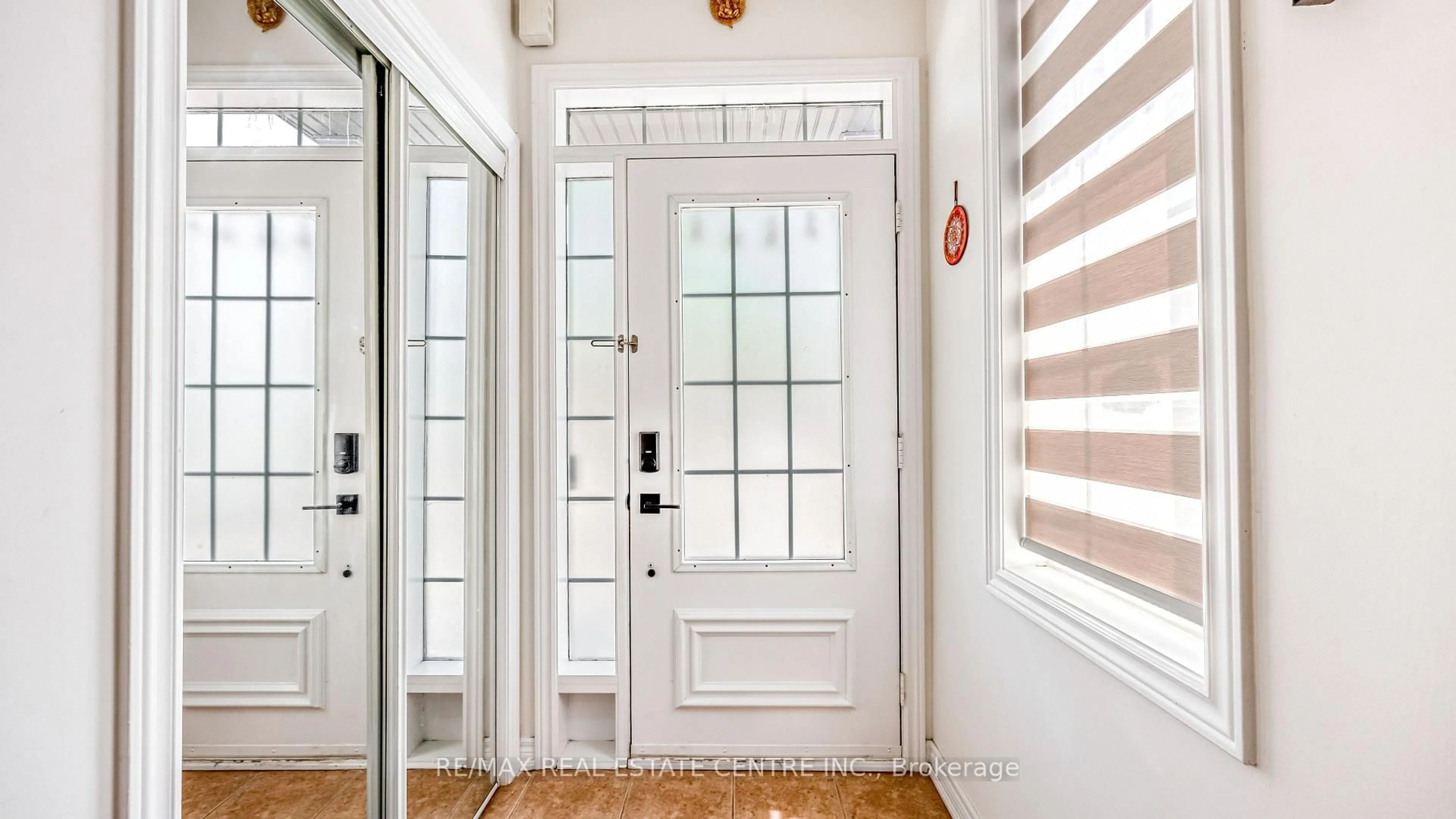 Indoor entryway for 590 Grant Way, Milton Ontario L9T 0W1