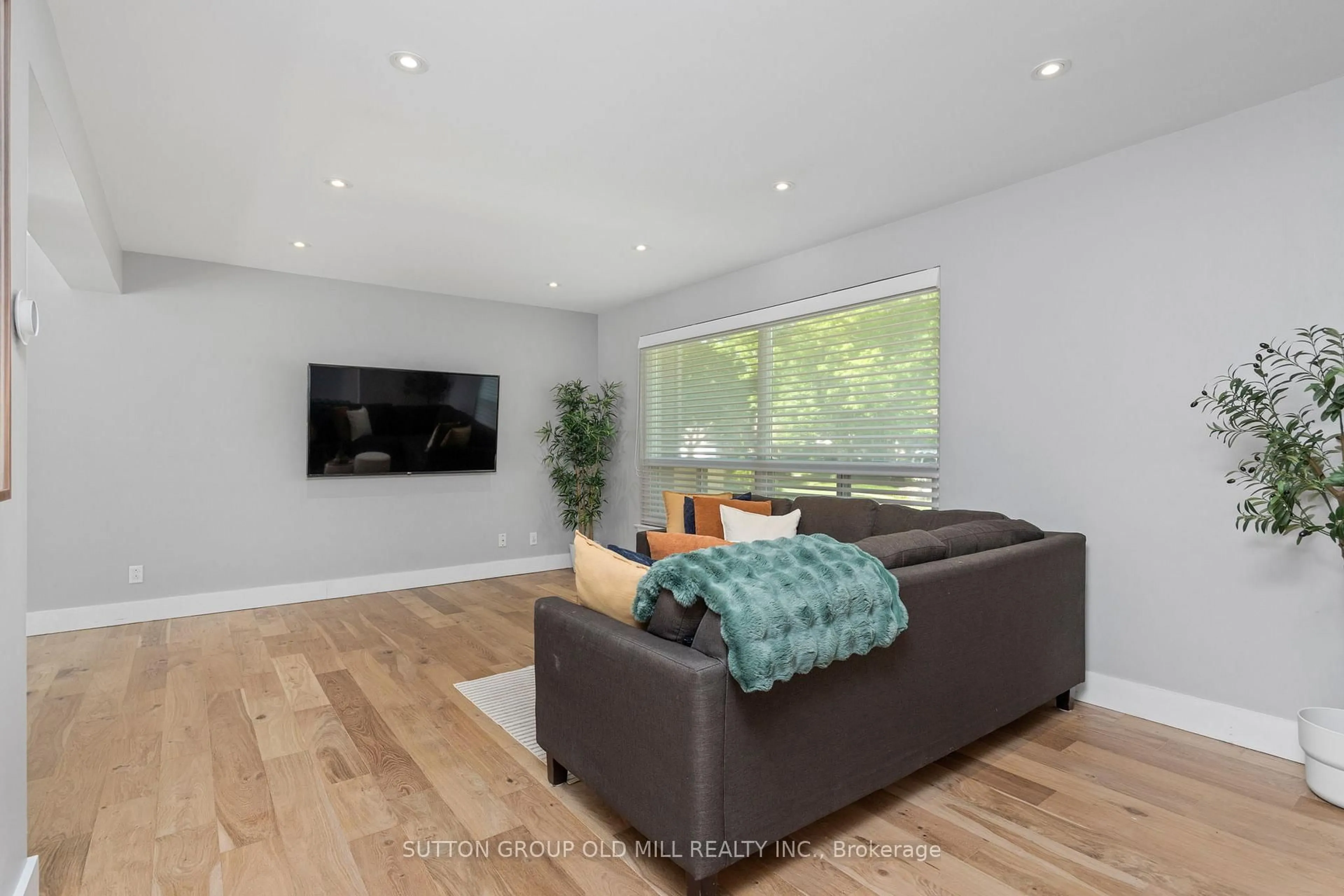 Living room with furniture, wood/laminate floor for 47 Ashfield Dr, Toronto Ontario M9C 4T7