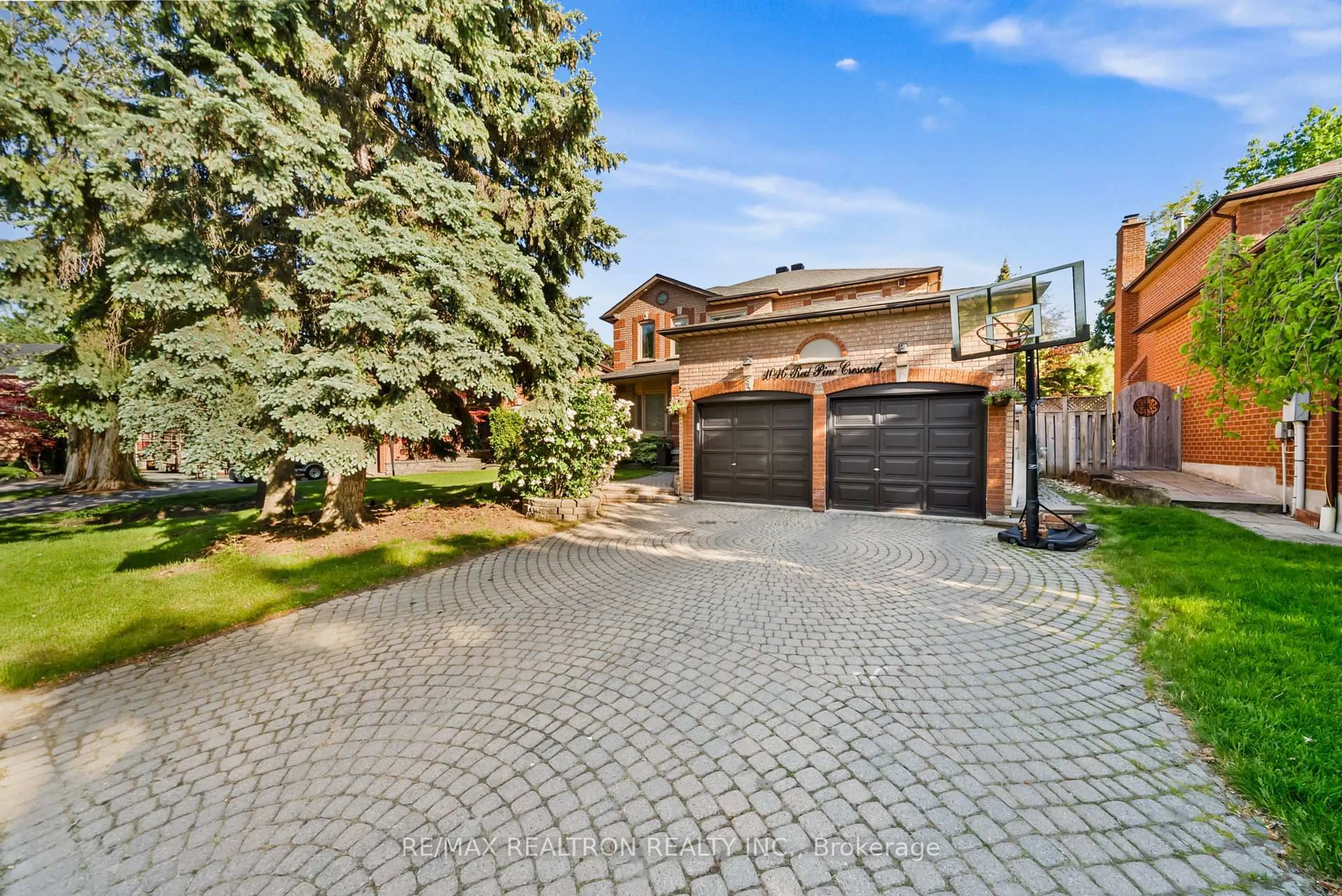 Unknown for 1016 Red Pine Cres, Mississauga Ontario L5H 4E8