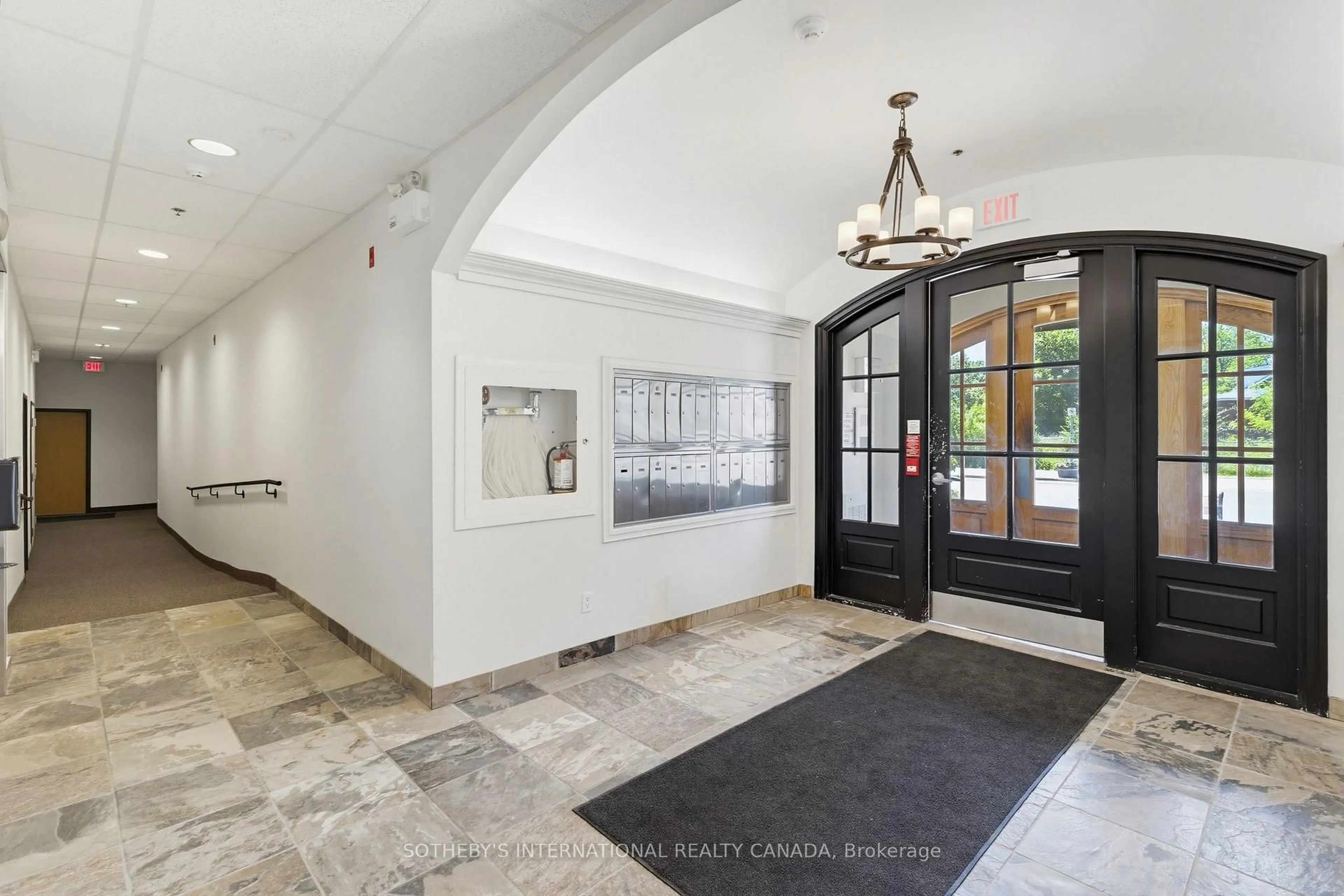 Indoor foyer for 459 Kerr St #203, Oakville Ontario L6K 3C2