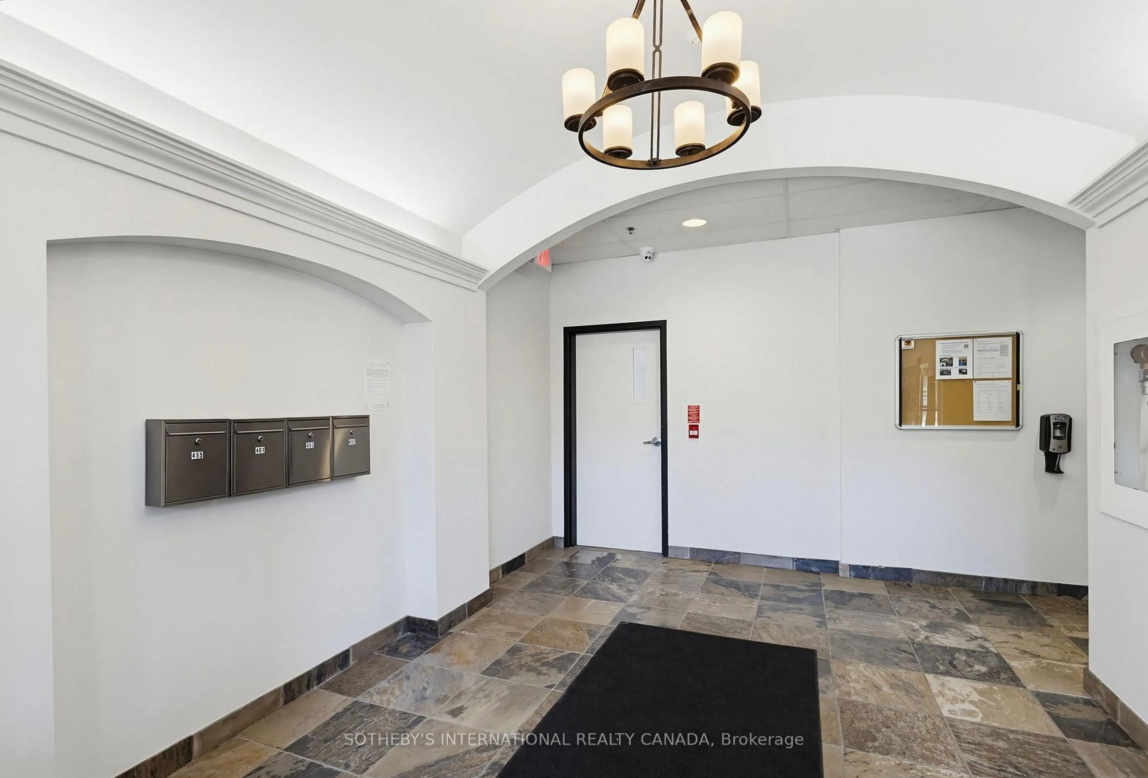Indoor foyer for 459 Kerr St #203, Oakville Ontario L6K 3C2