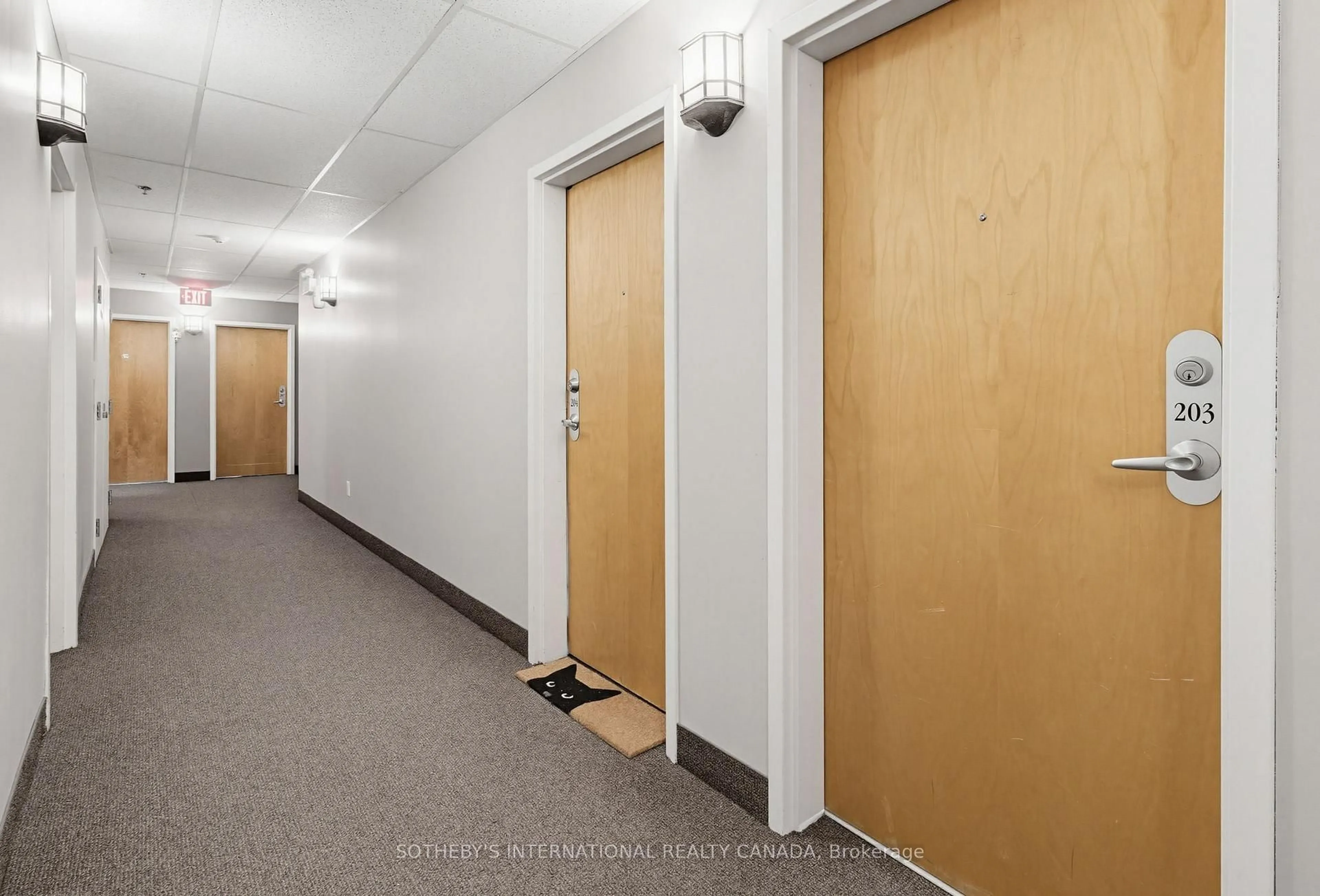 Indoor foyer for 459 Kerr St #203, Oakville Ontario L6K 3C2