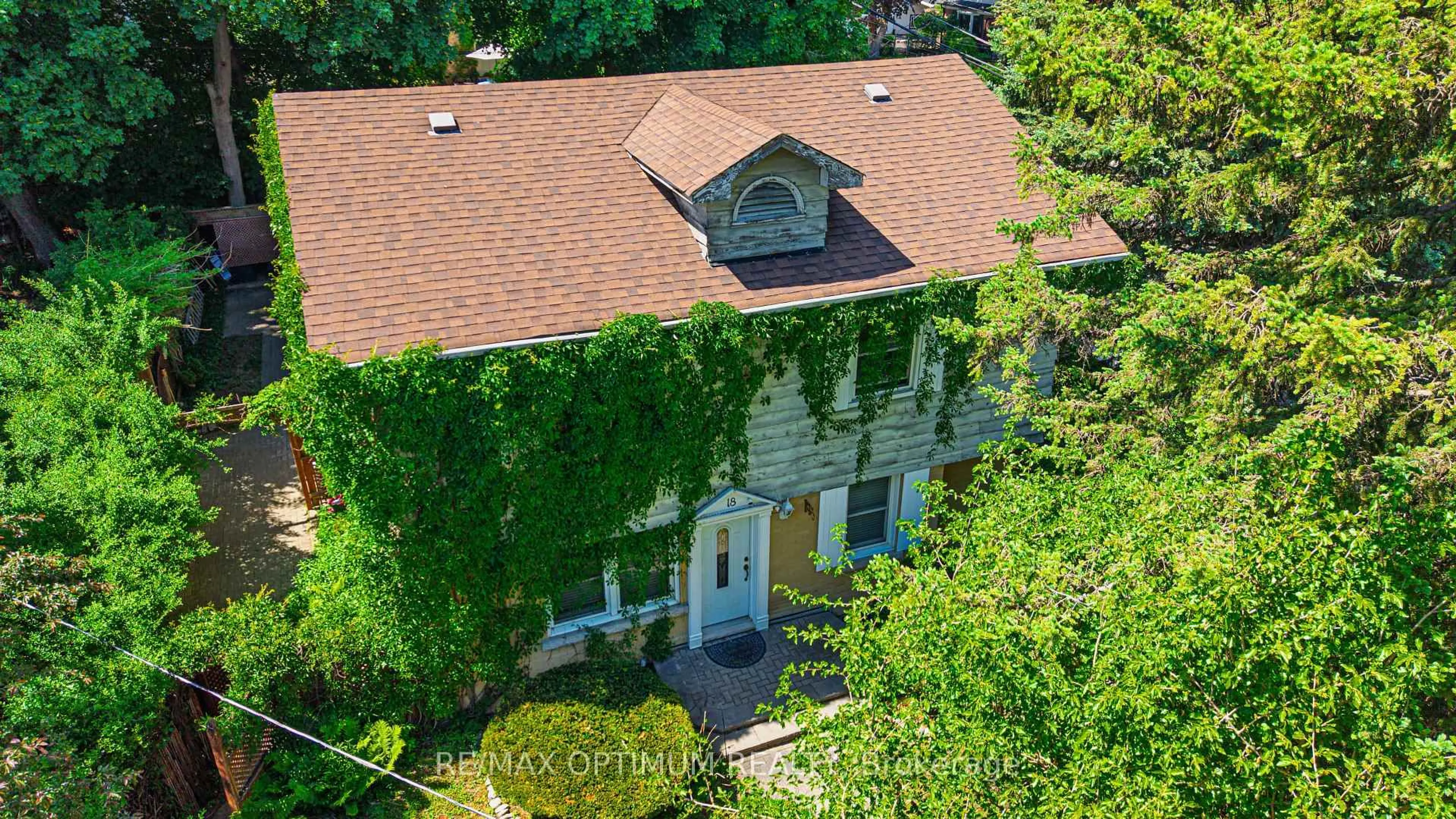 A pic from outside/outdoor area/front of a property/back of a property/a pic from drone, street for 18 Armstrong St, Brampton Ontario L6W 1W6