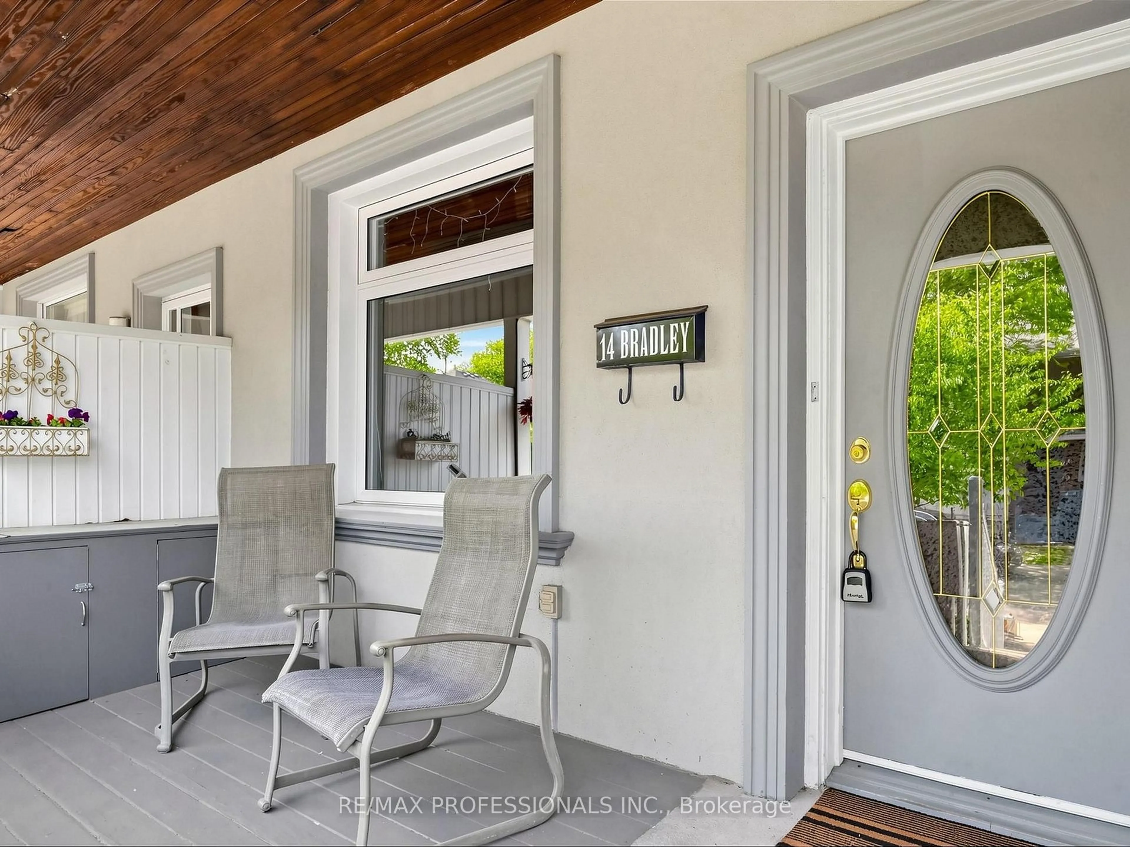 Indoor entryway for 14 Bradley Ave, Toronto Ontario M6S 2N1