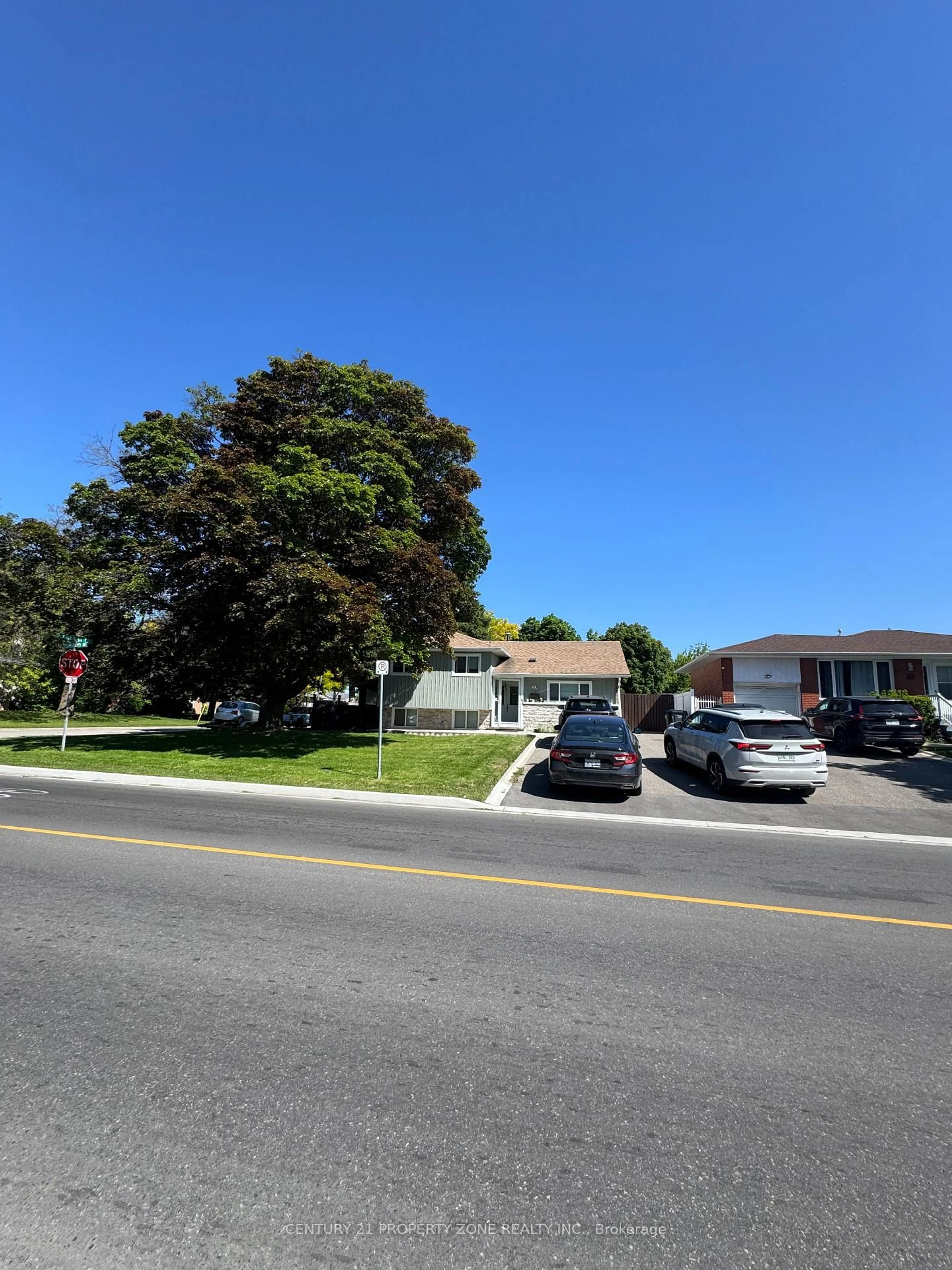 A pic from outside/outdoor area/front of a property/back of a property/a pic from drone, street for 33 Flowertown Ave, Brampton Ontario L6X 2K4