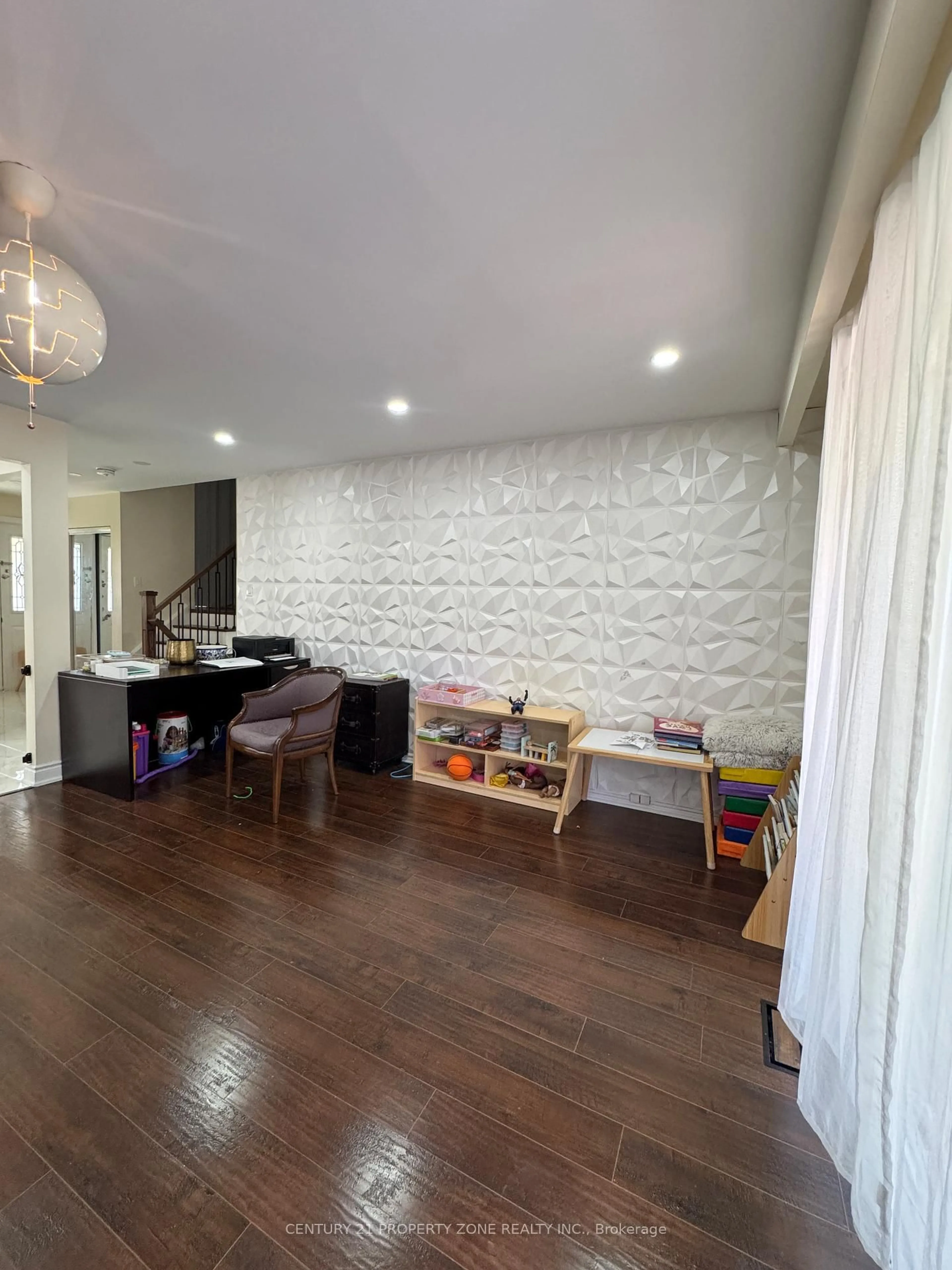 A pic of a room for 33 Flowertown Ave, Brampton Ontario L6X 2K4
