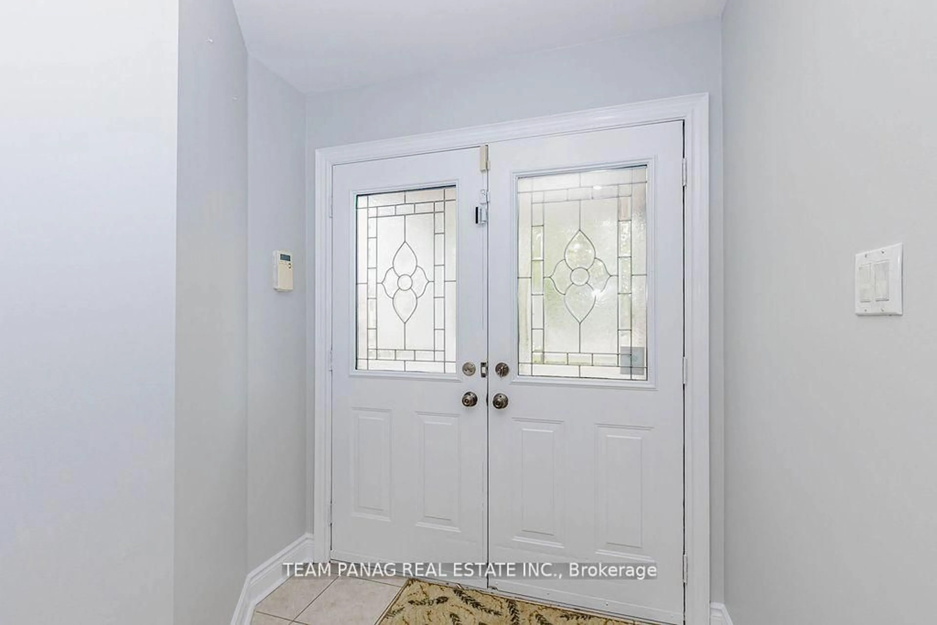 Indoor entryway for 233 Queen Mary Dr, Brampton Ontario L7A 3L3