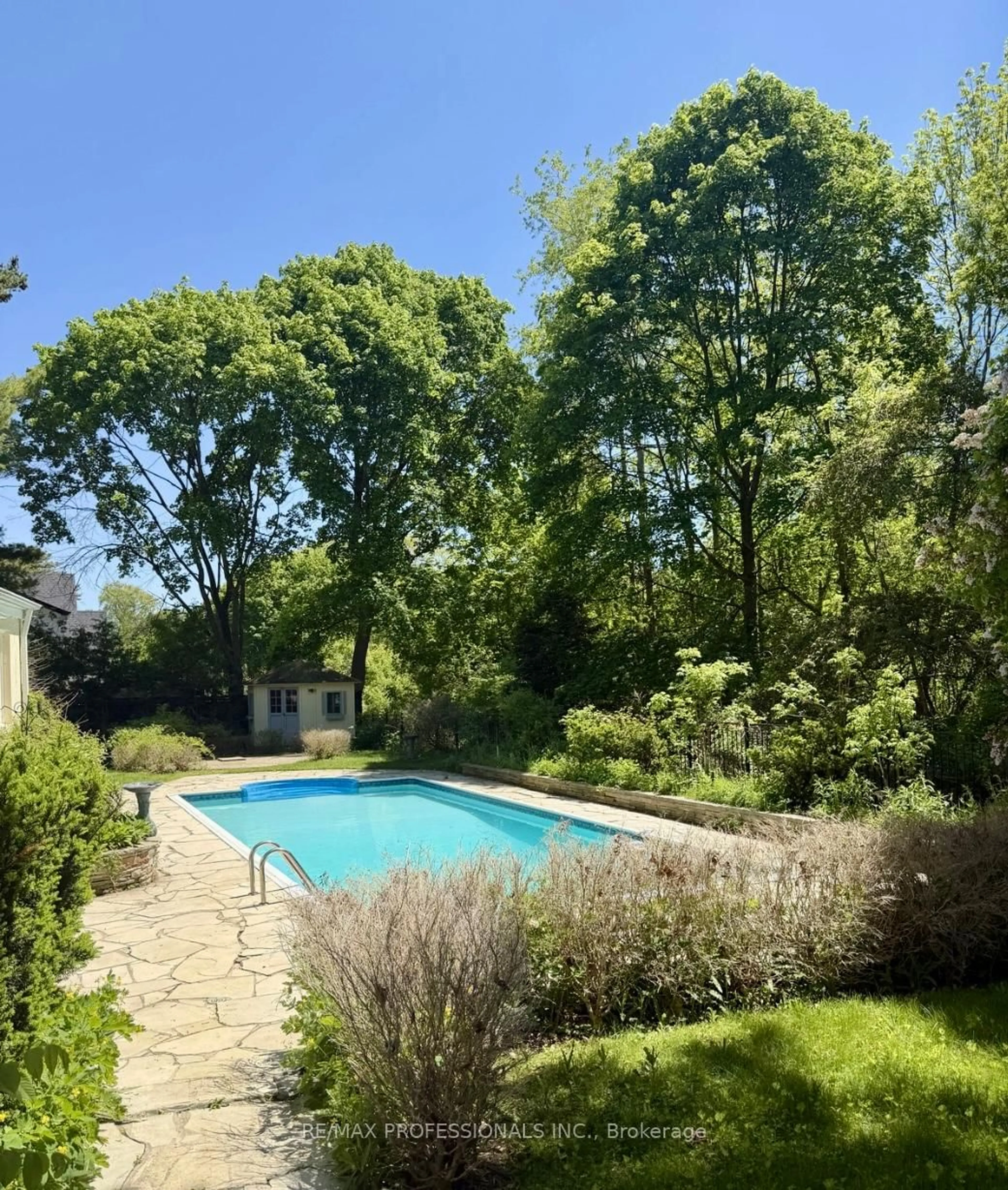 Pool for 560 Meadow Wood Rd, Mississauga Ontario L5J 2S3