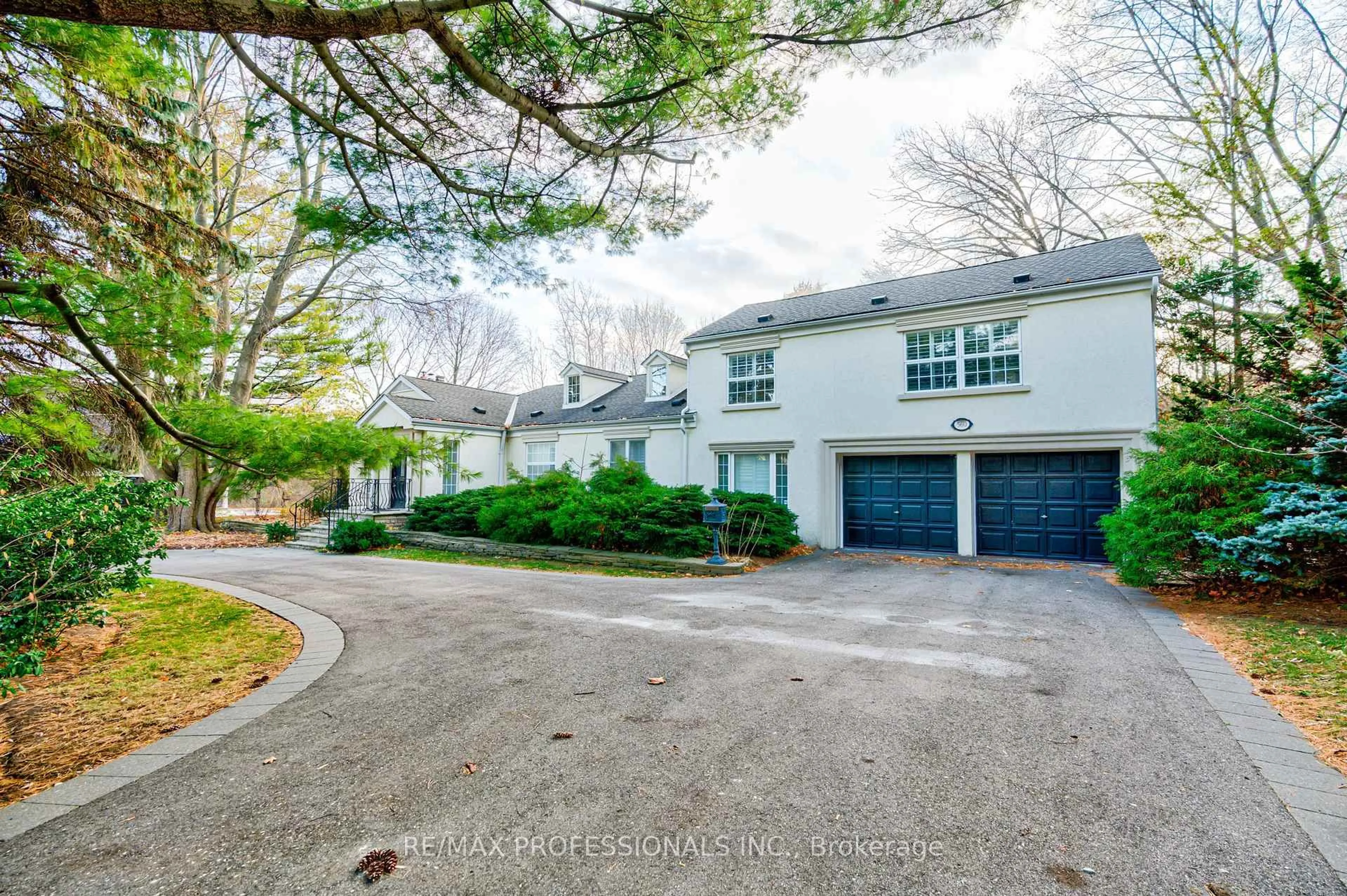 A pic from outside/outdoor area/front of a property/back of a property/a pic from drone, street for 560 Meadow Wood Rd, Mississauga Ontario L5J 2S3