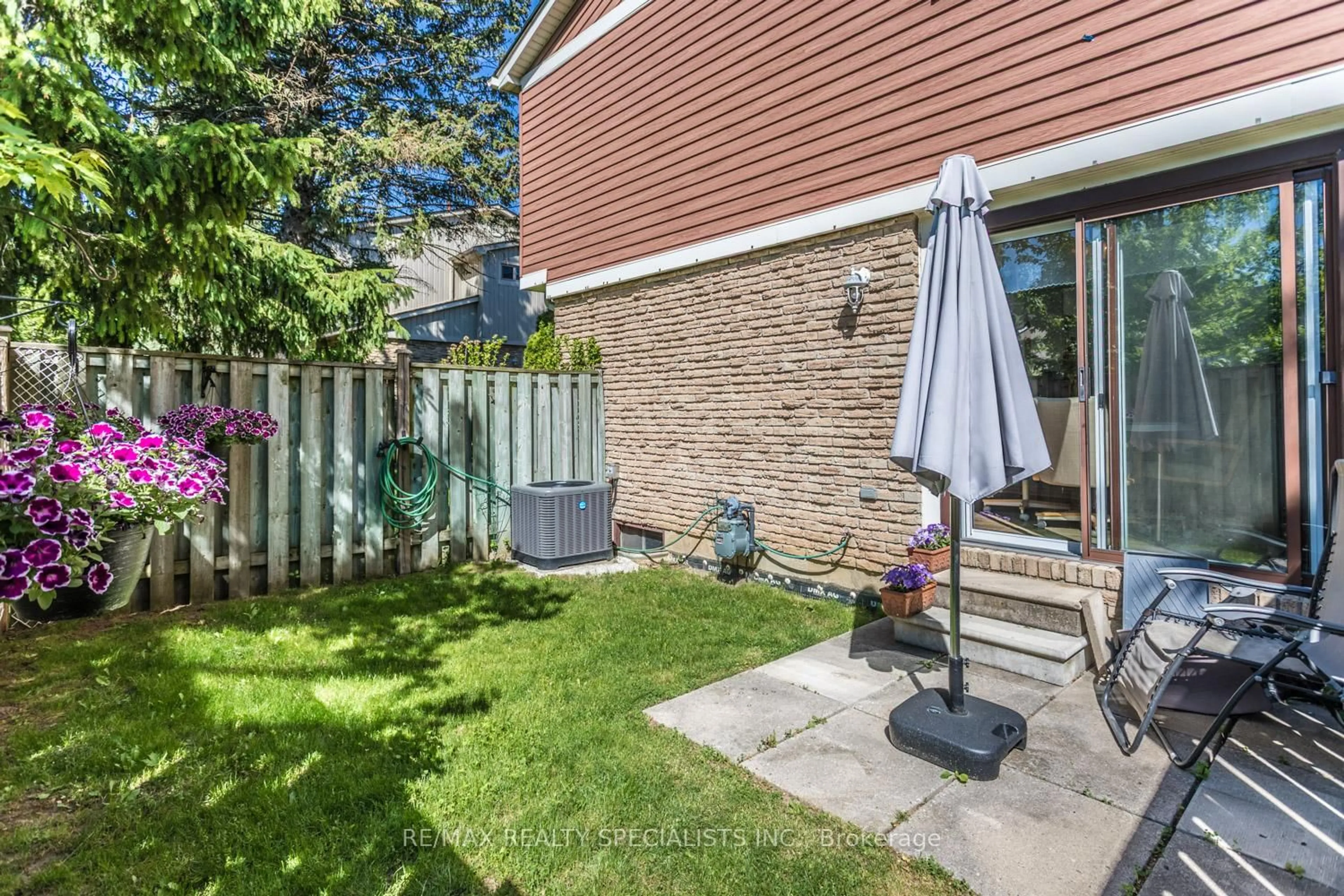 Patio, street for 98 Falconer Dr #19, Mississauga Ontario L5N 1Y2
