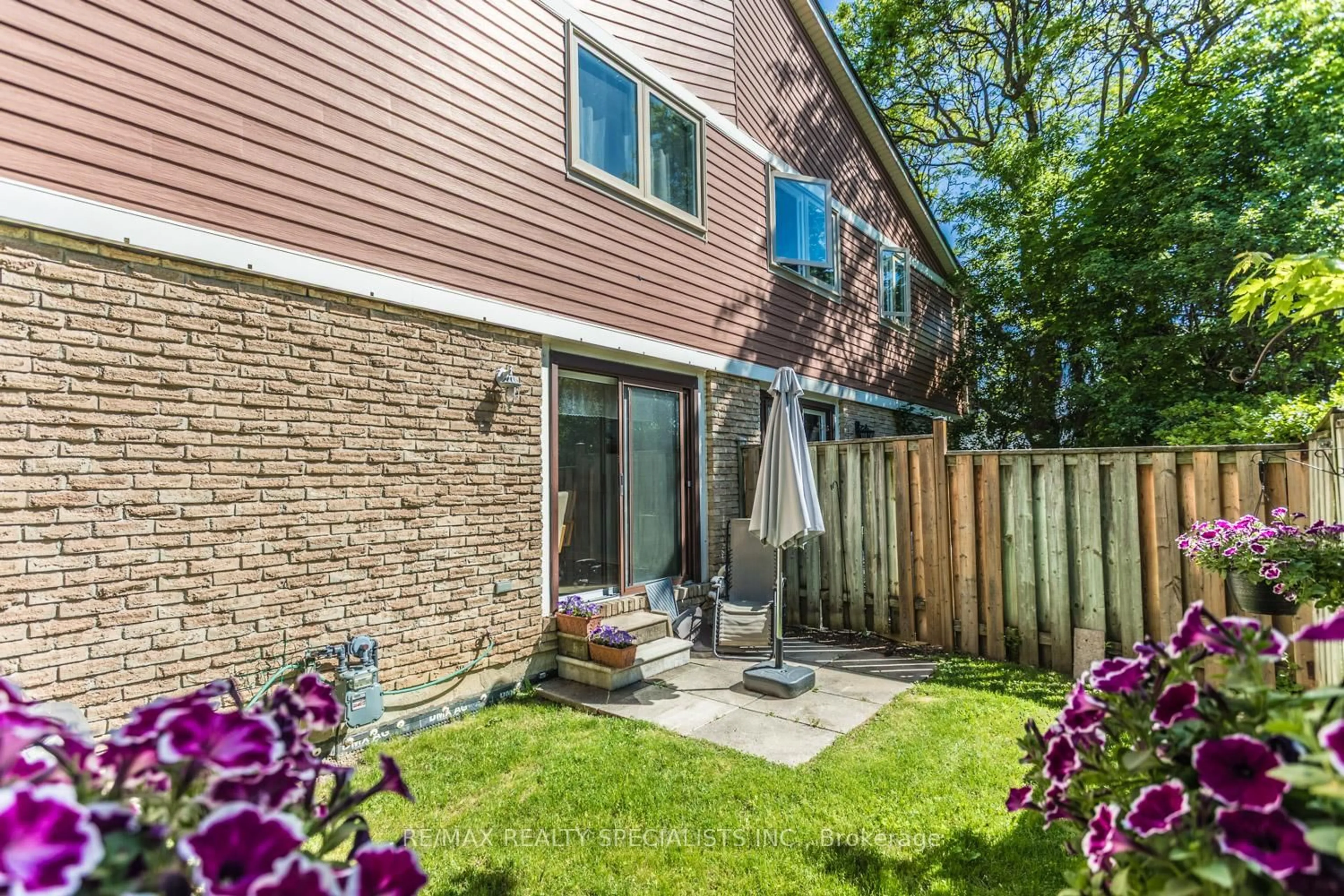 Patio, street for 98 Falconer Dr #19, Mississauga Ontario L5N 1Y2