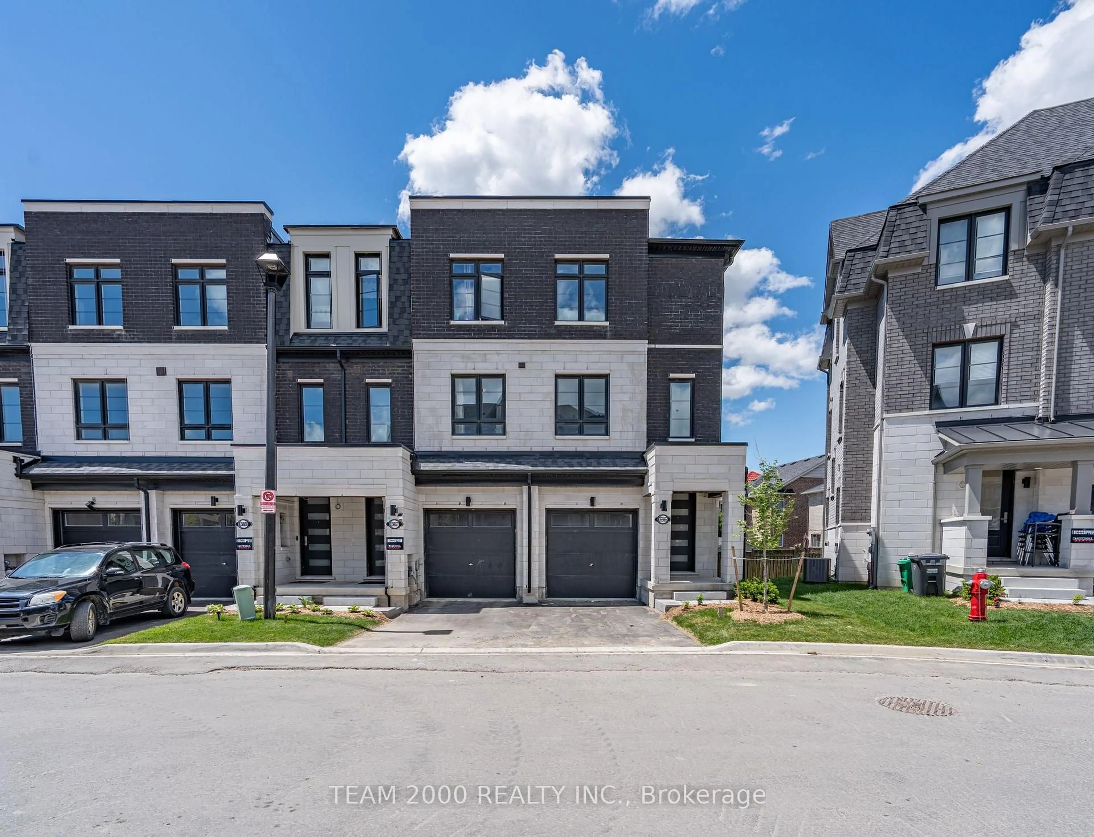 A pic from outside/outdoor area/front of a property/back of a property/a pic from drone, street for 5965 Saigon St, Mississauga Ontario L5V 0E9