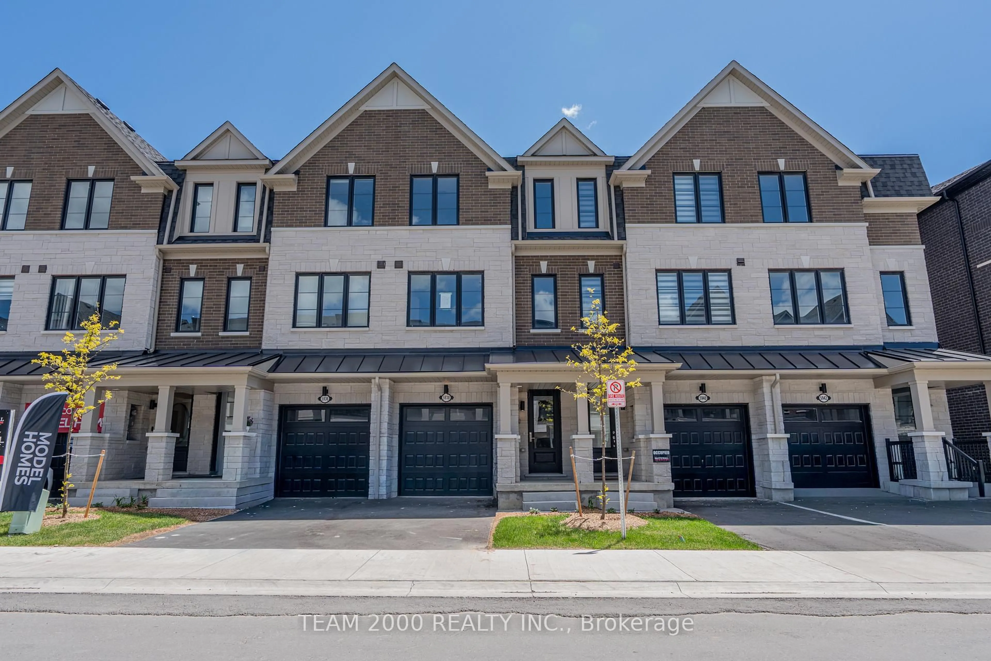 A pic from outside/outdoor area/front of a property/back of a property/a pic from drone, street for 5938 Saigon St, Mississauga Ontario L5V 0E9