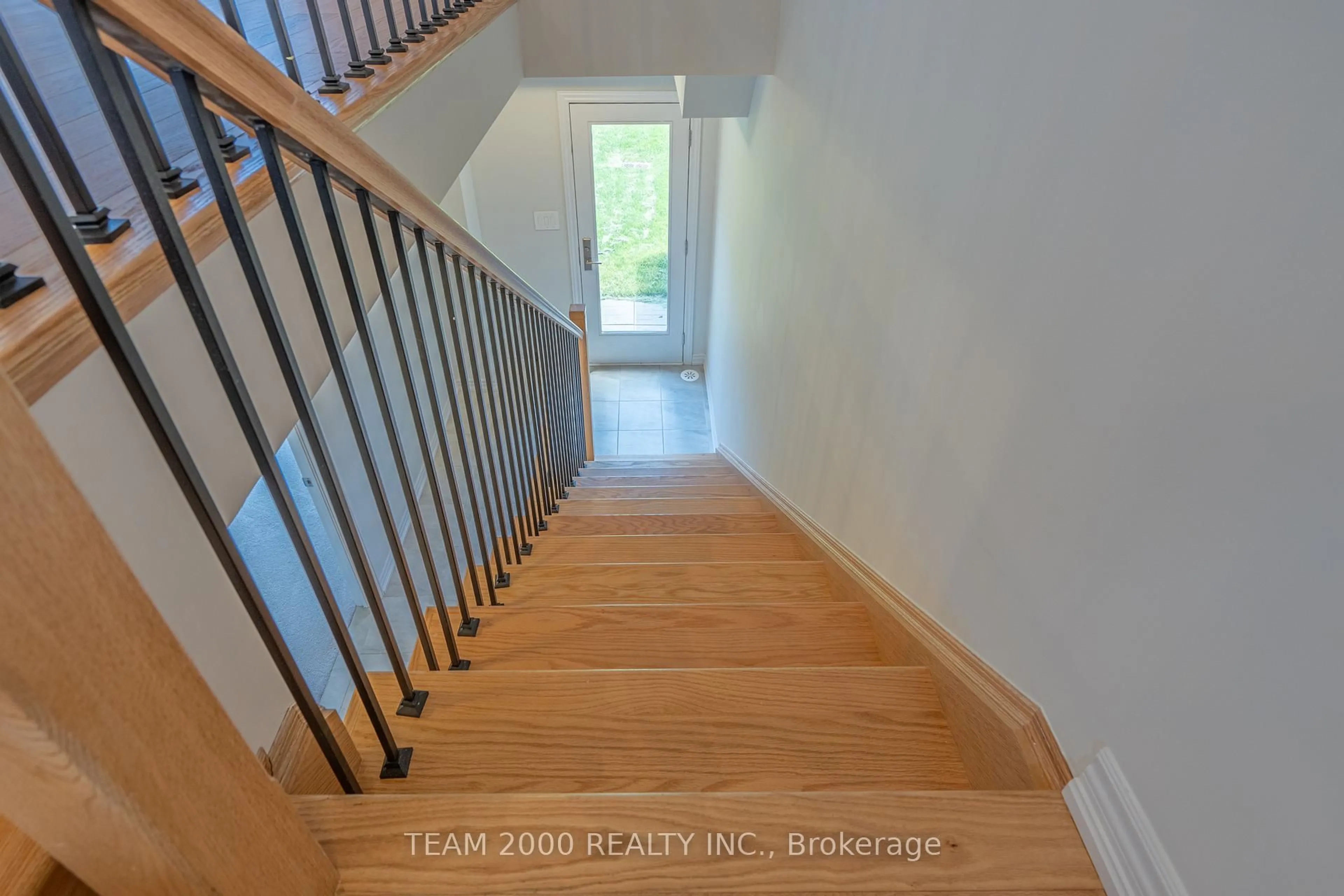 Stairs for 5938 Saigon St, Mississauga Ontario L5V 0E9