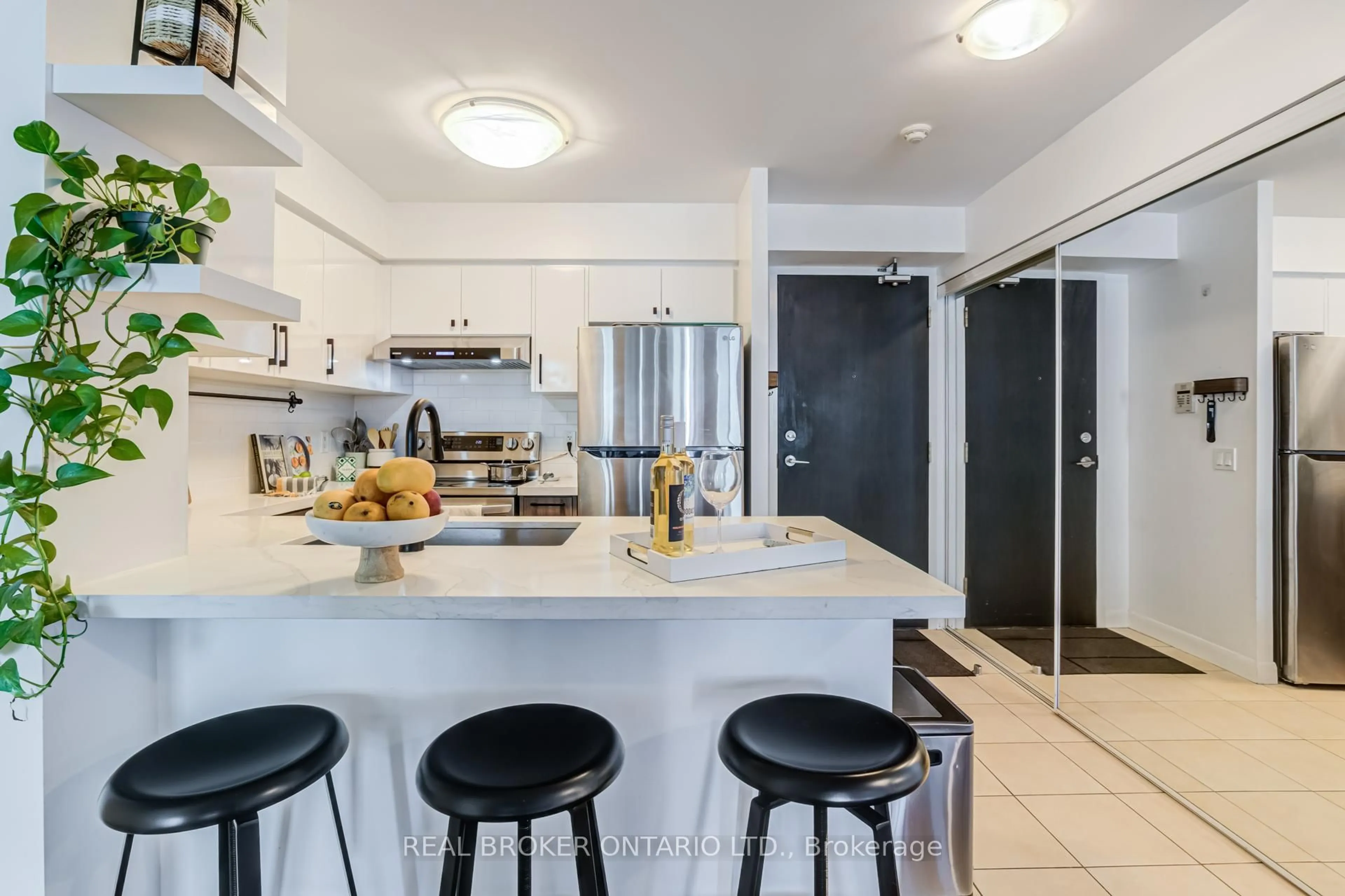 Open concept kitchen, ceramic/tile floor for 225 Sherway Gardens Rd #2806, Toronto Ontario M9C 0A3