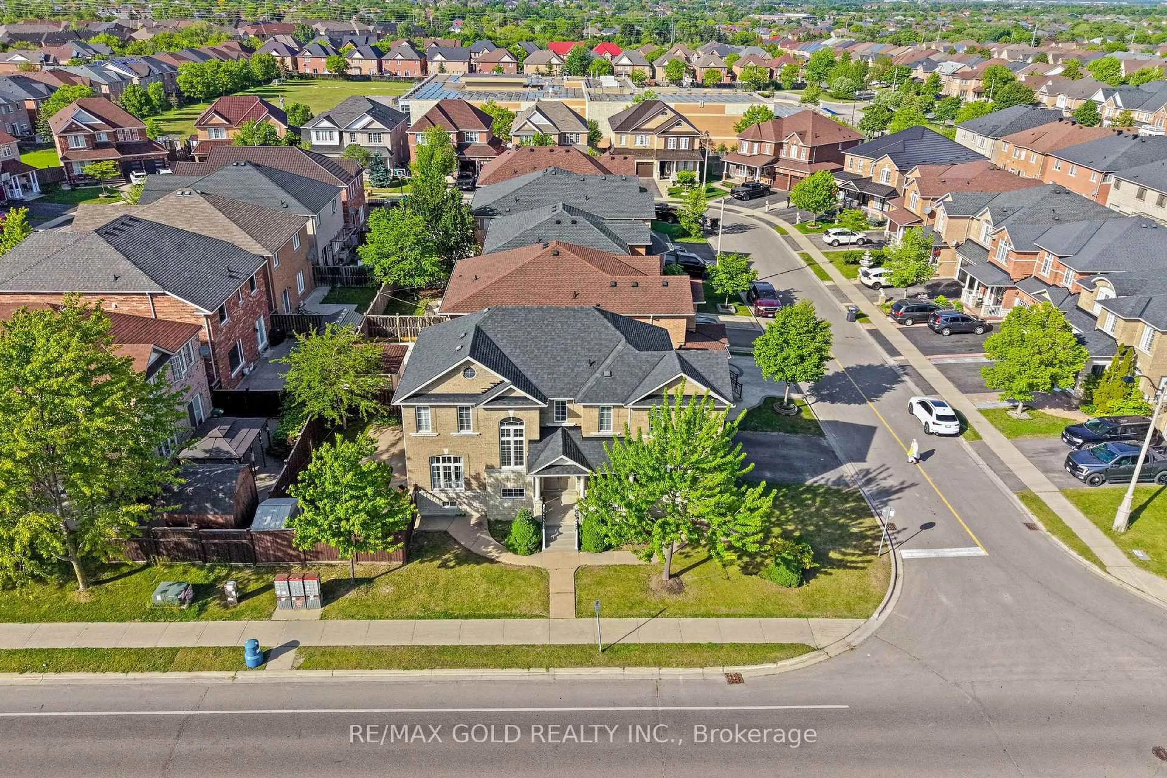 A pic from outside/outdoor area/front of a property/back of a property/a pic from drone, street for 261 Mountainash Rd, Brampton Ontario L6R 3M3