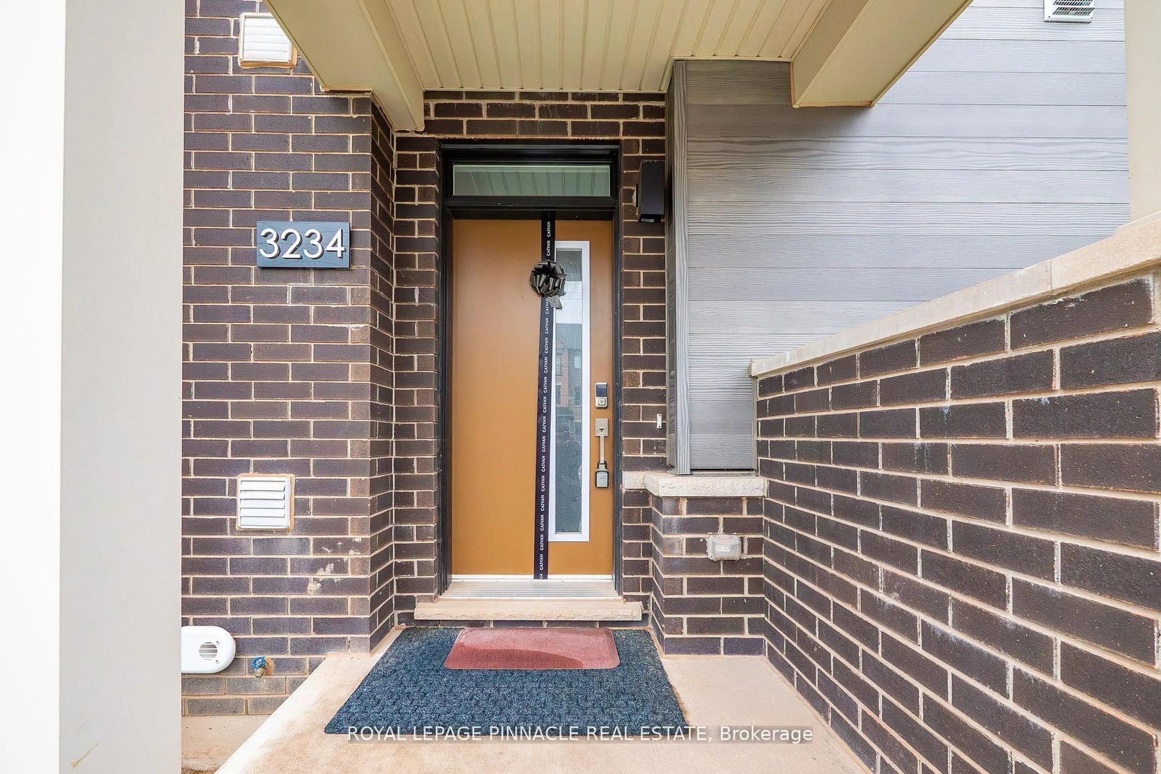 Indoor entryway for 3234 Sixth Line, Oakville Ontario L6M 4K1