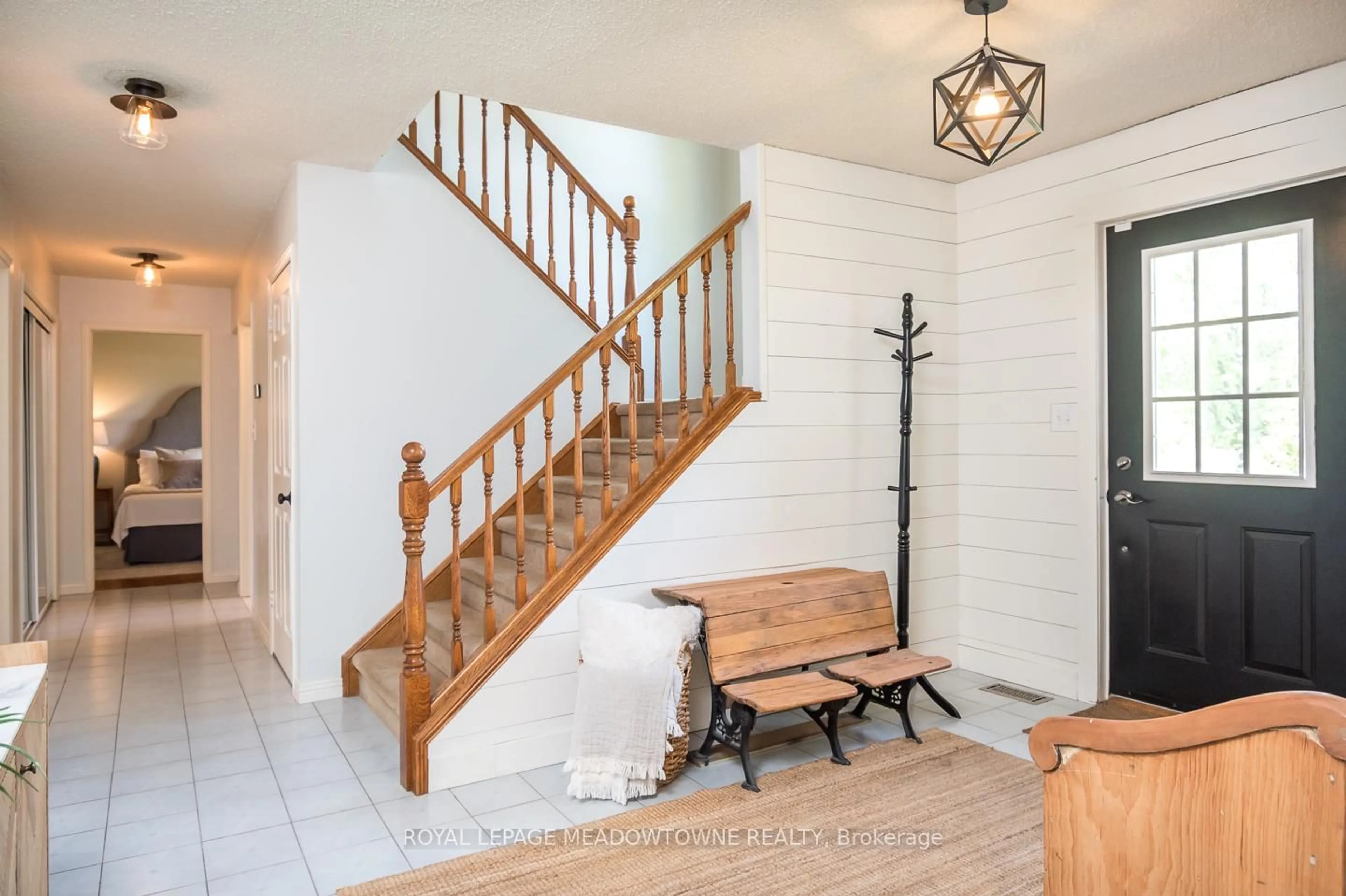 Indoor entryway for 11276 Amos Dr, Milton Ontario L0P 1B0