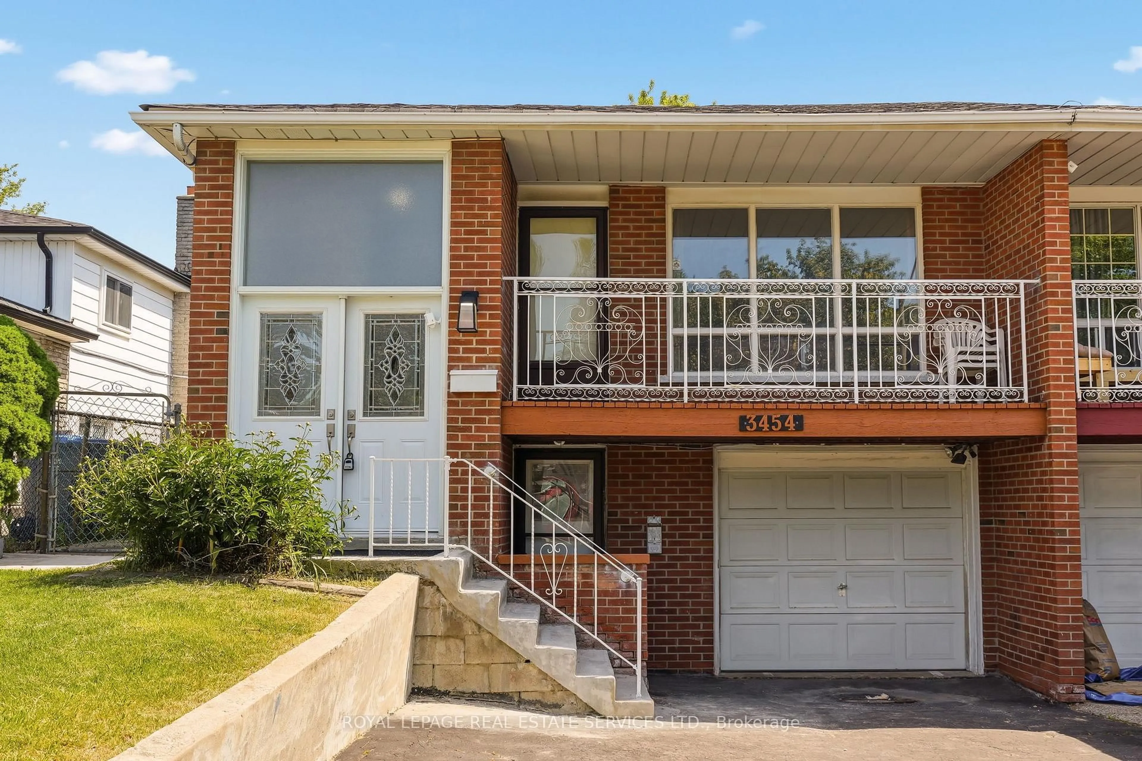 Home with brick exterior material, street for 3454 Oakglade Cres, Mississauga Ontario L5C 1X5