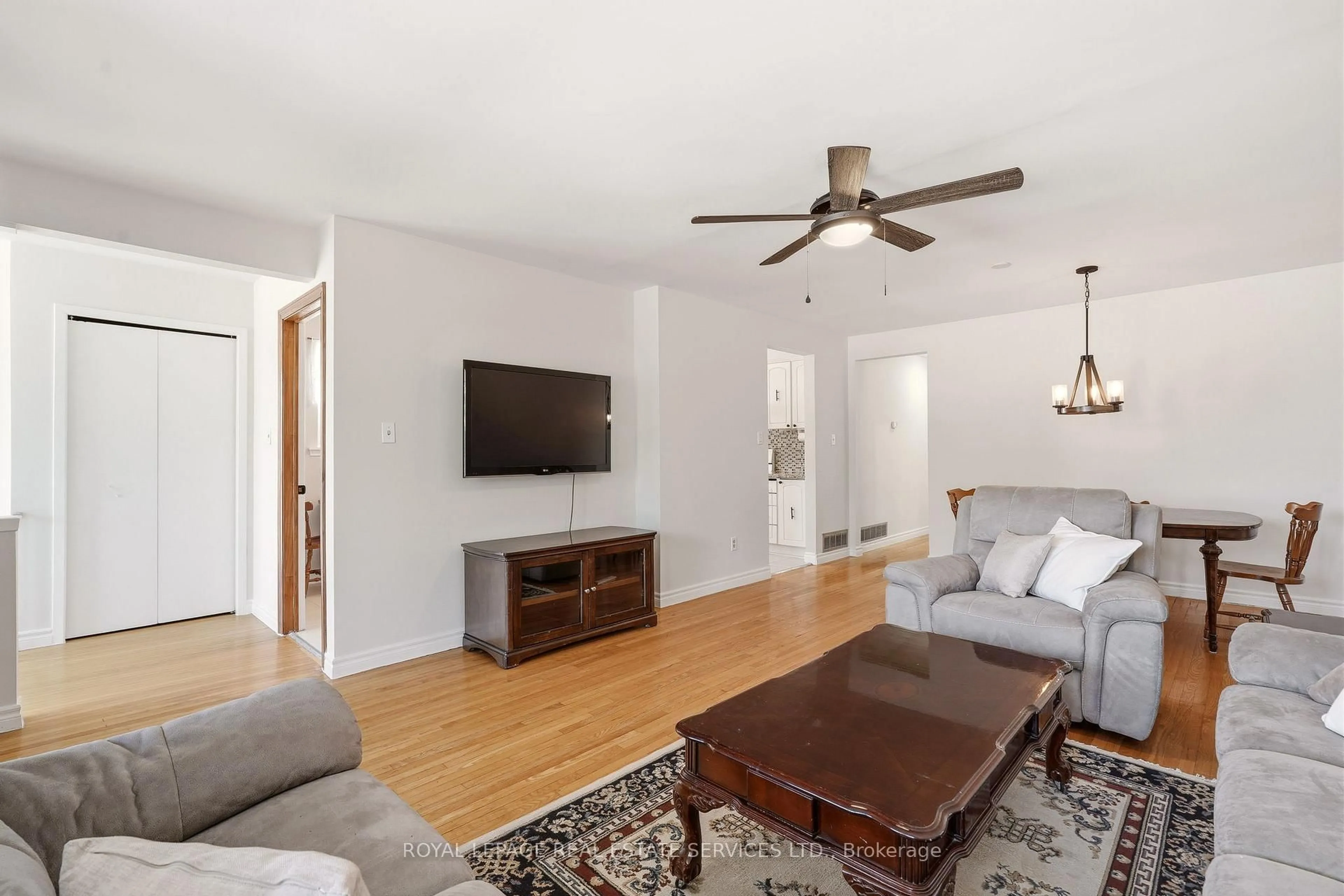 Living room with furniture, wood/laminate floor for 3454 Oakglade Cres, Mississauga Ontario L5C 1X5