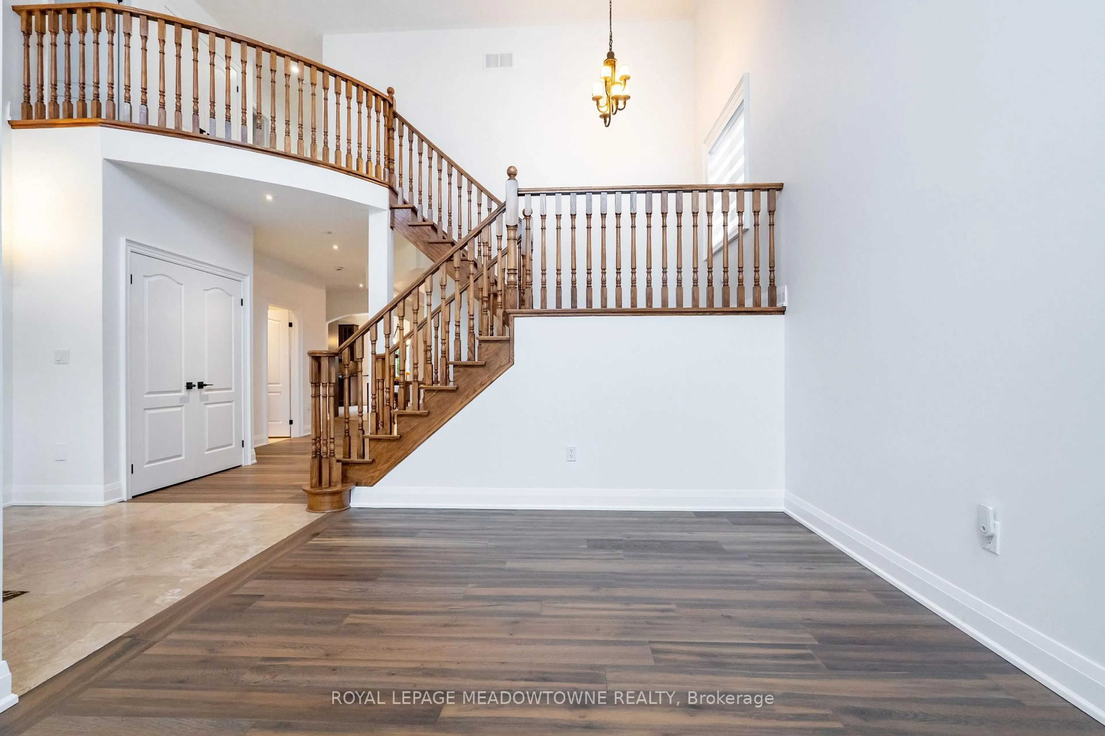 Indoor entryway for 26 Emperor Dr, Brampton Ontario L6P 1X5