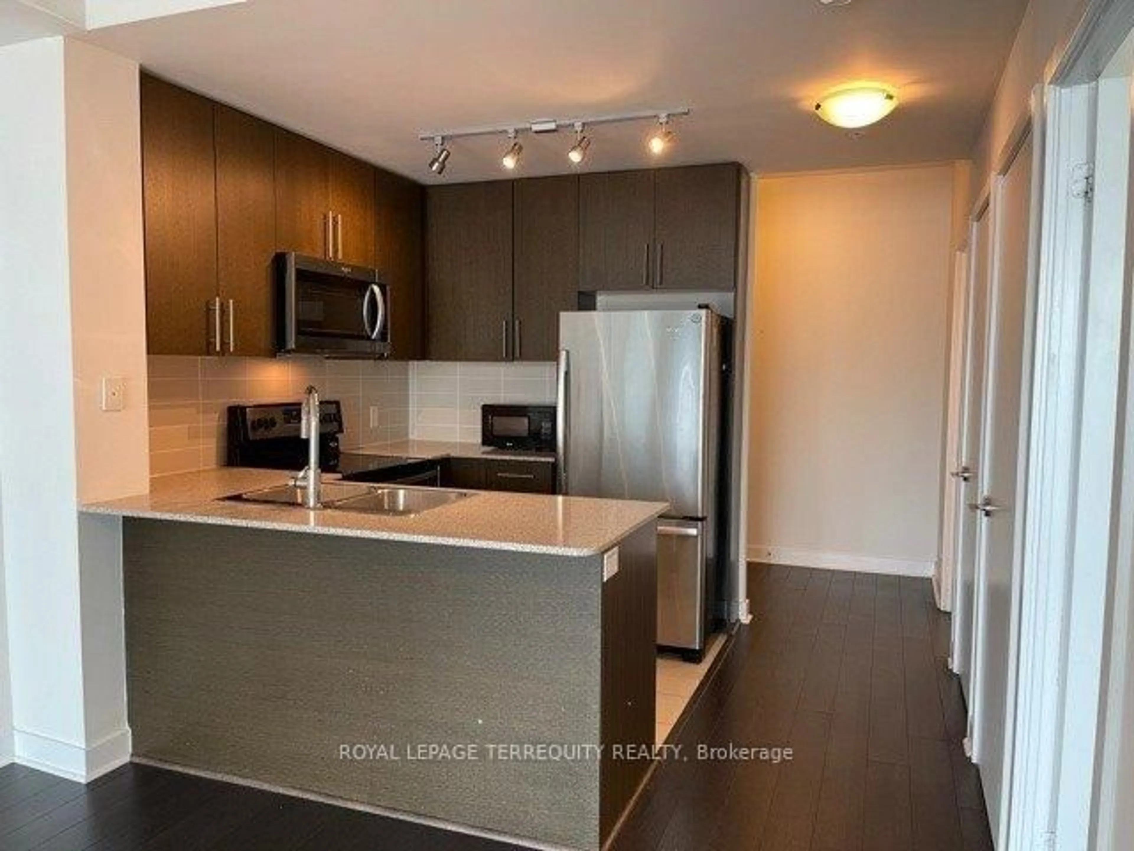 Standard kitchen, wood/laminate floor for 3985 Grand Park Dr #1001, Mississauga Ontario L5B 0H8