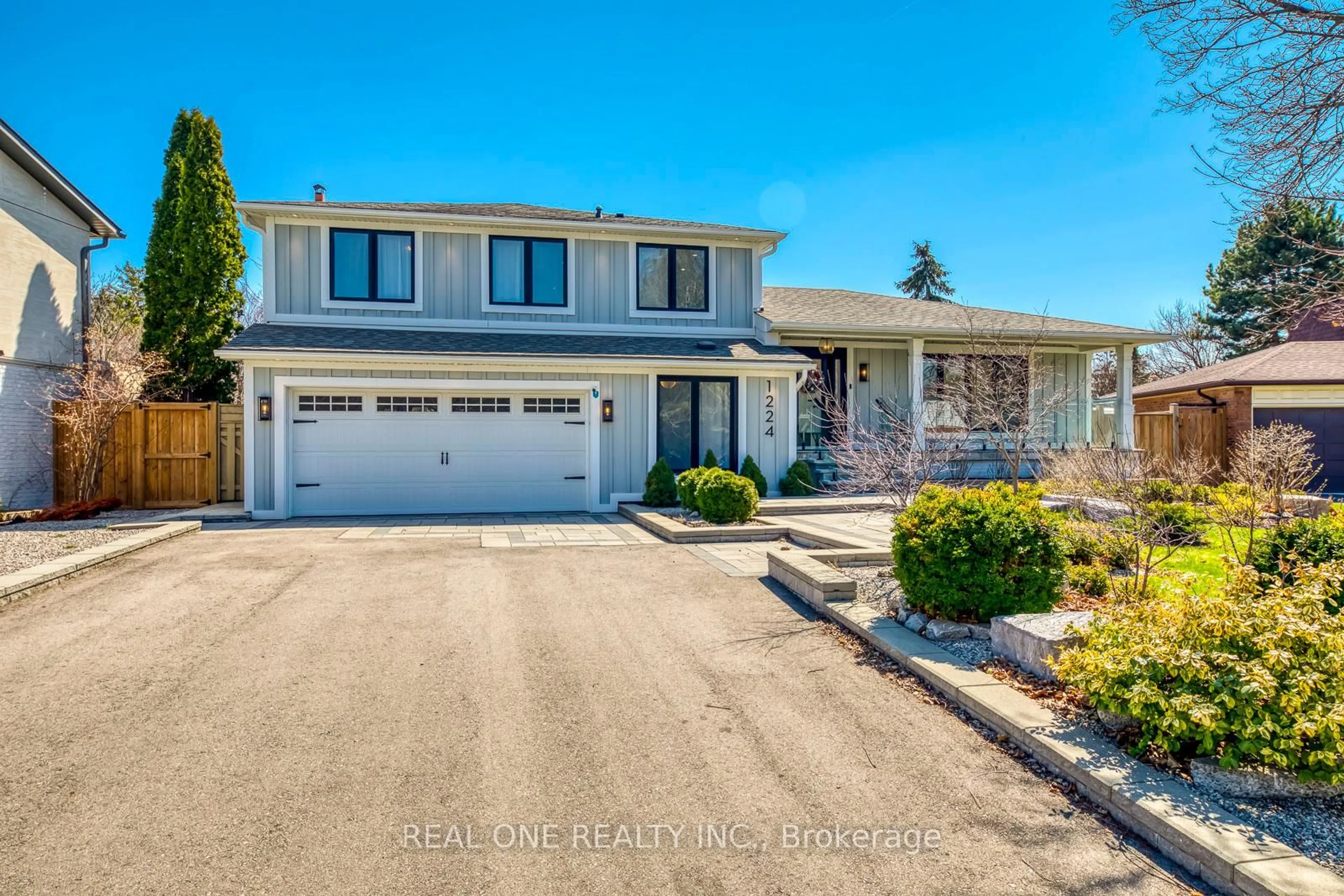 Home with vinyl exterior material, street for 1224 Willowbrook Dr, Oakville Ontario L6L 2K1