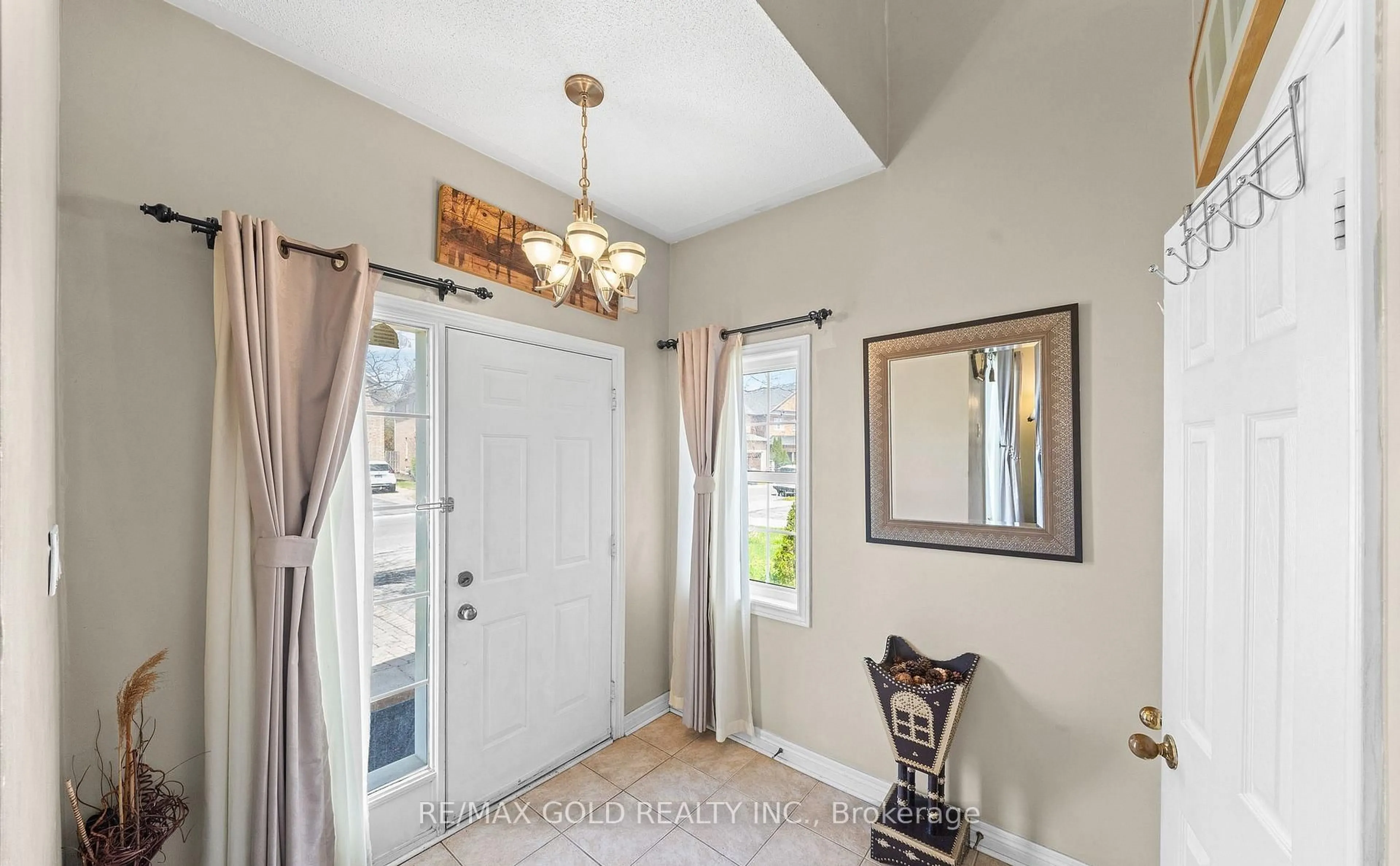 Indoor entryway for 17 Calderstone Rd, Brampton Ontario L6P 2A4