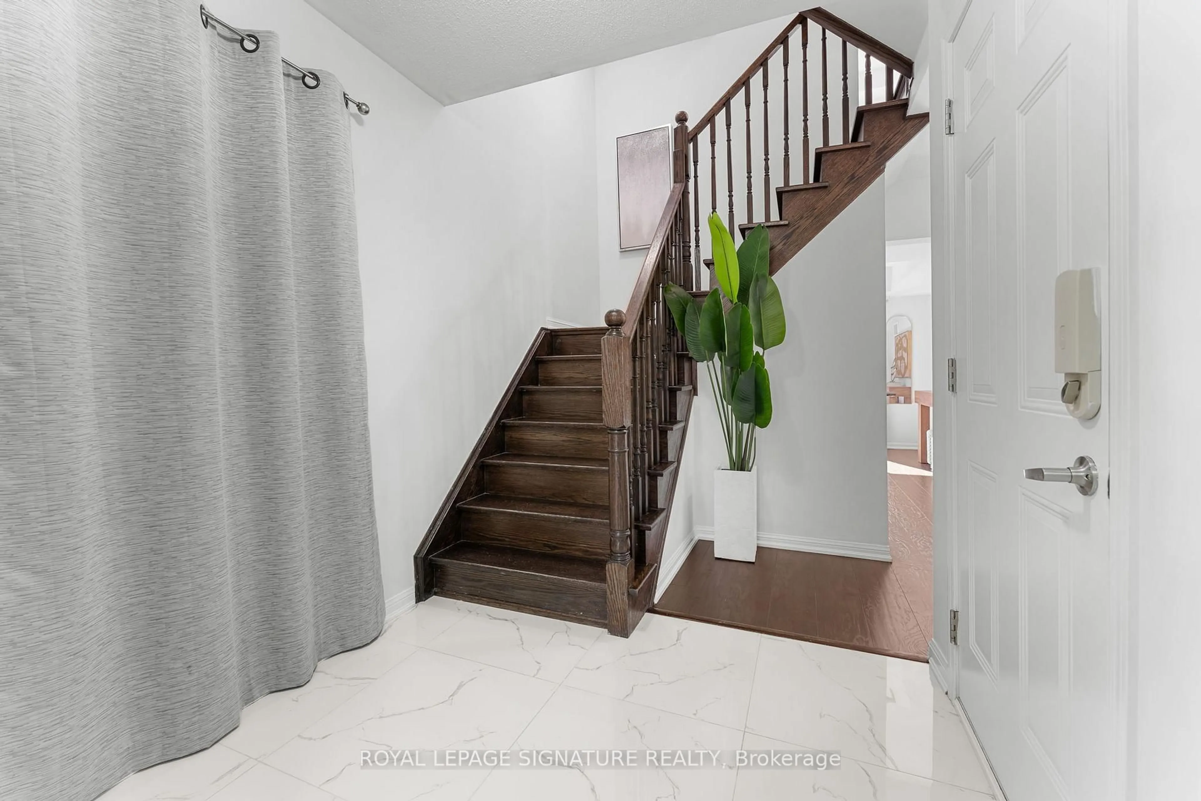 Indoor entryway for 22 Donomore Dr, Brampton Ontario L7A 0S7