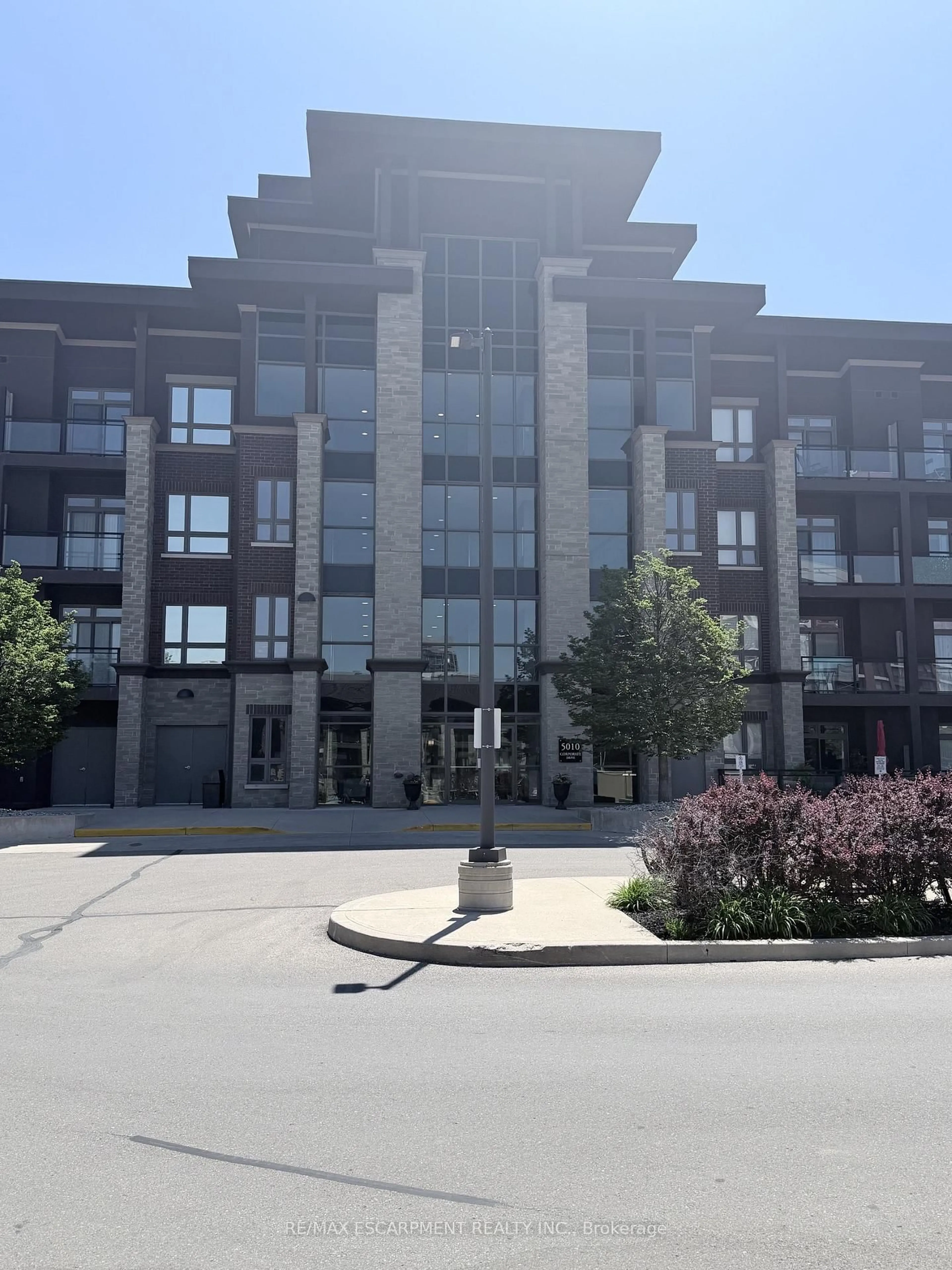 Indoor foyer for 5010 Corporate Dr #408, Burlington Ontario L7L 0H6
