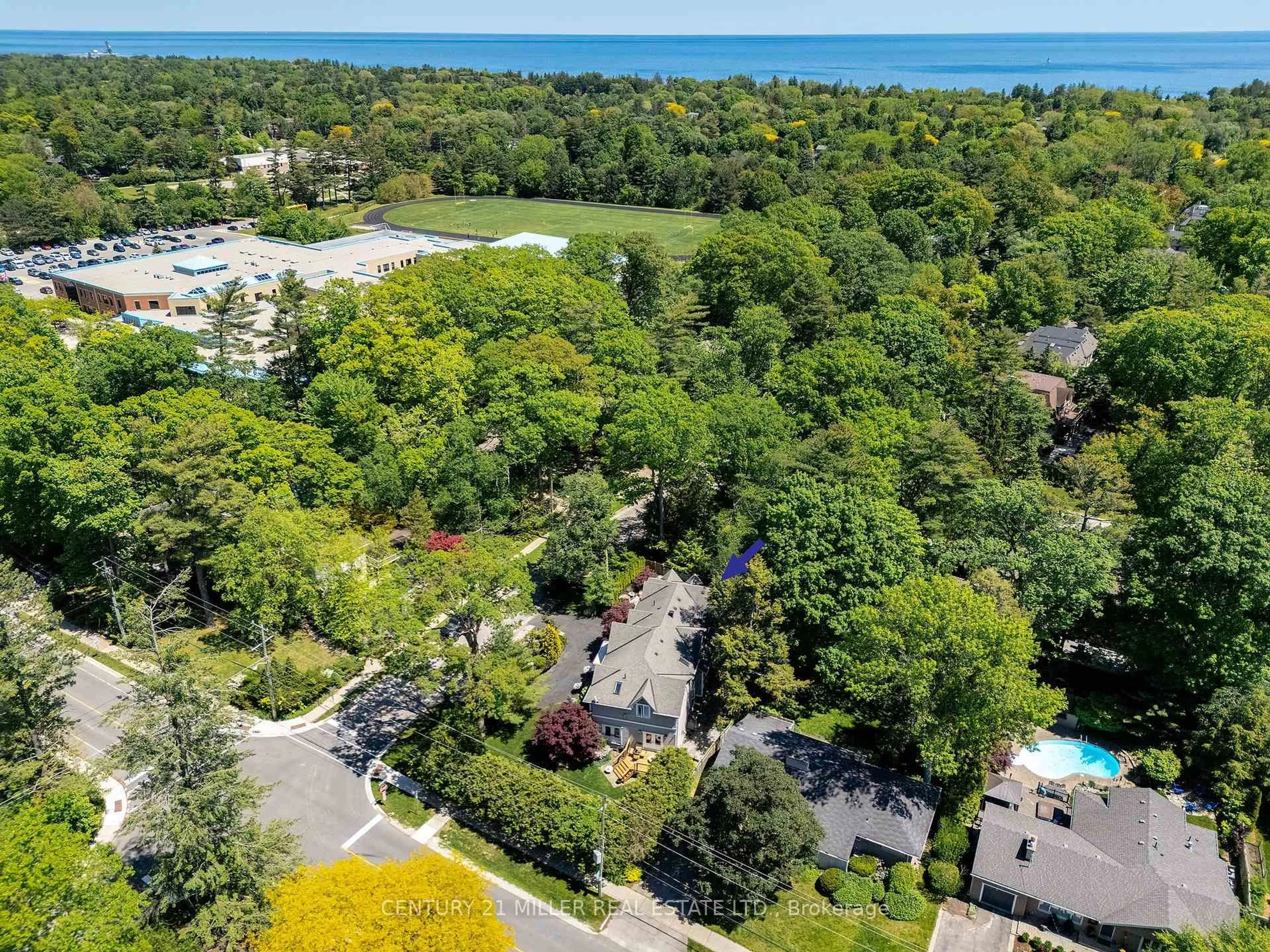 A pic from outside/outdoor area/front of a property/back of a property/a pic from drone, water/lake/river/ocean view for 376 Wedgewood Dr, Oakville Ontario L6J 4S1