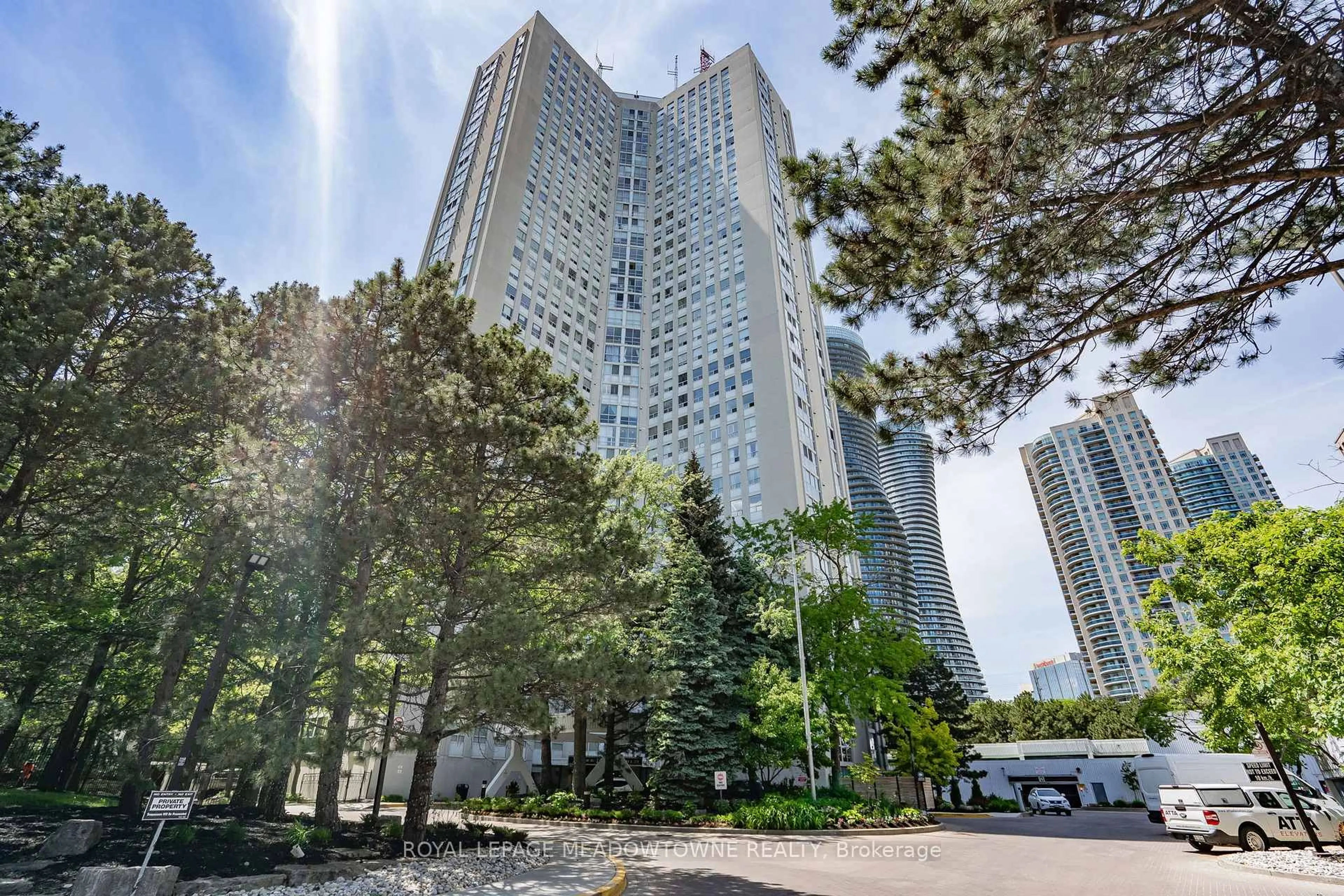 Unknown for 3650 Kaneff Cres #3303, Mississauga Ontario L5A 4A1