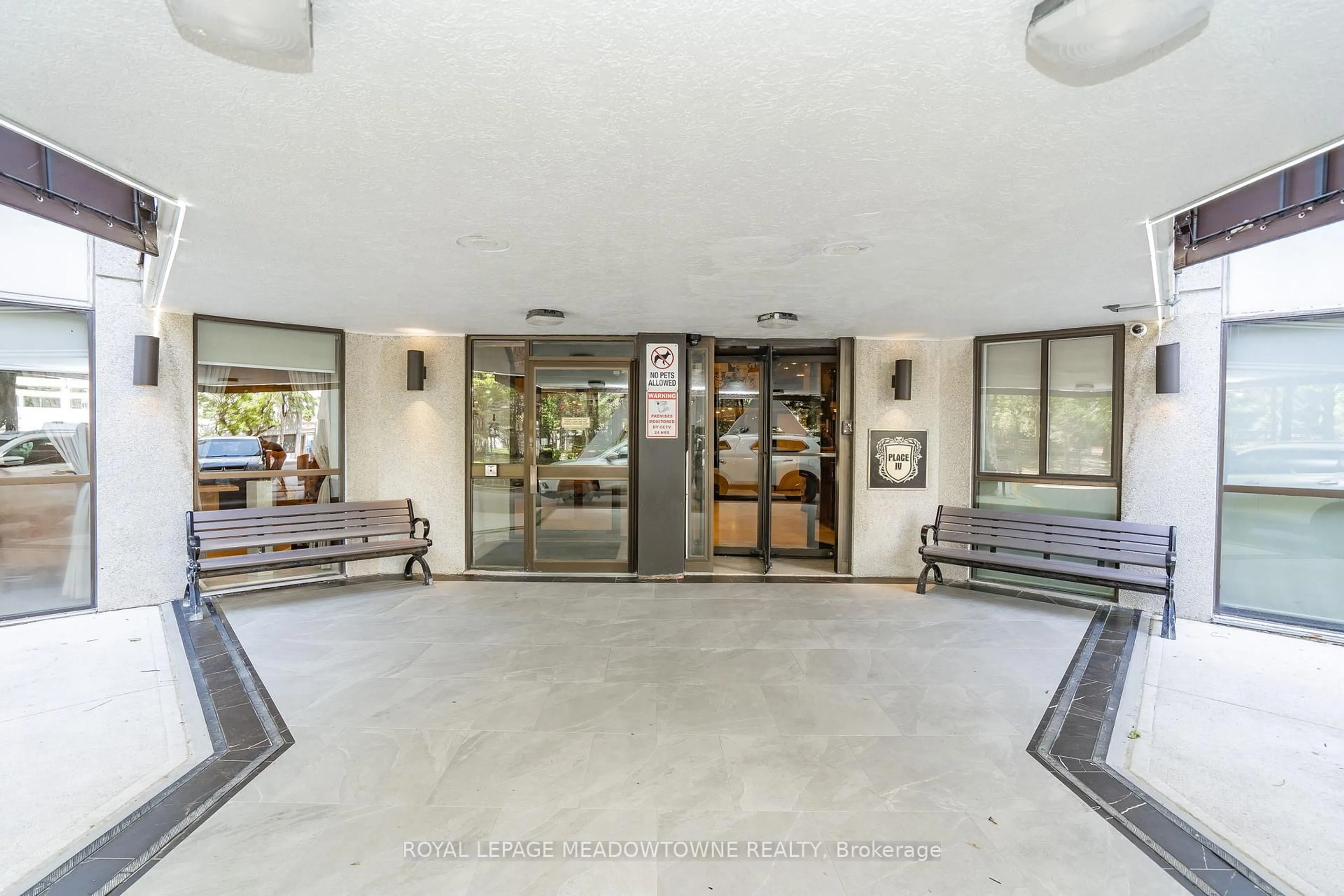 Indoor foyer for 3650 Kaneff Cres #3303, Mississauga Ontario L5A 4A1