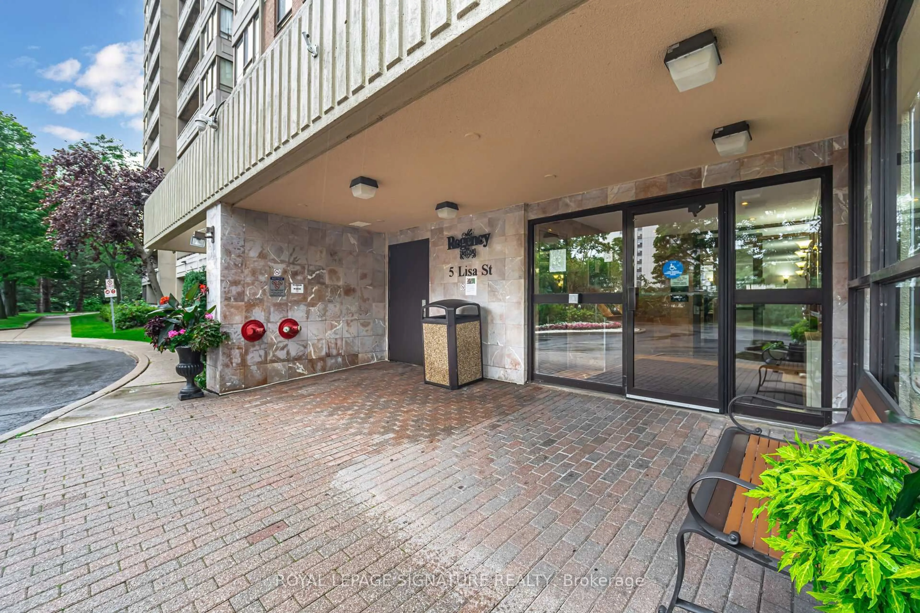 Indoor foyer for 5 Lisa St #109, Brampton Ontario L6T 4T4