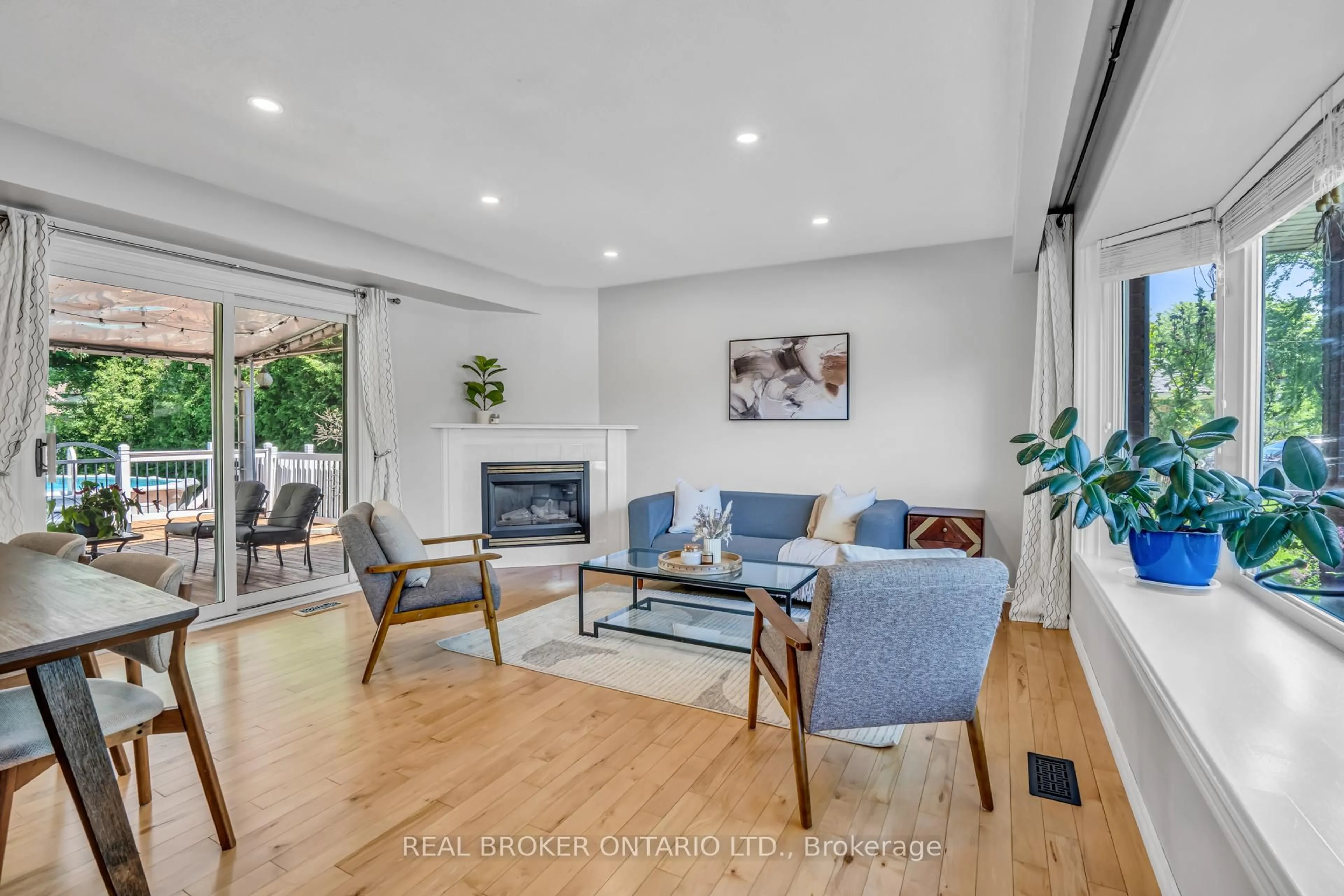 Living room with furniture, unknown for 341 Appleby Line, Burlington Ontario L7L 2X6