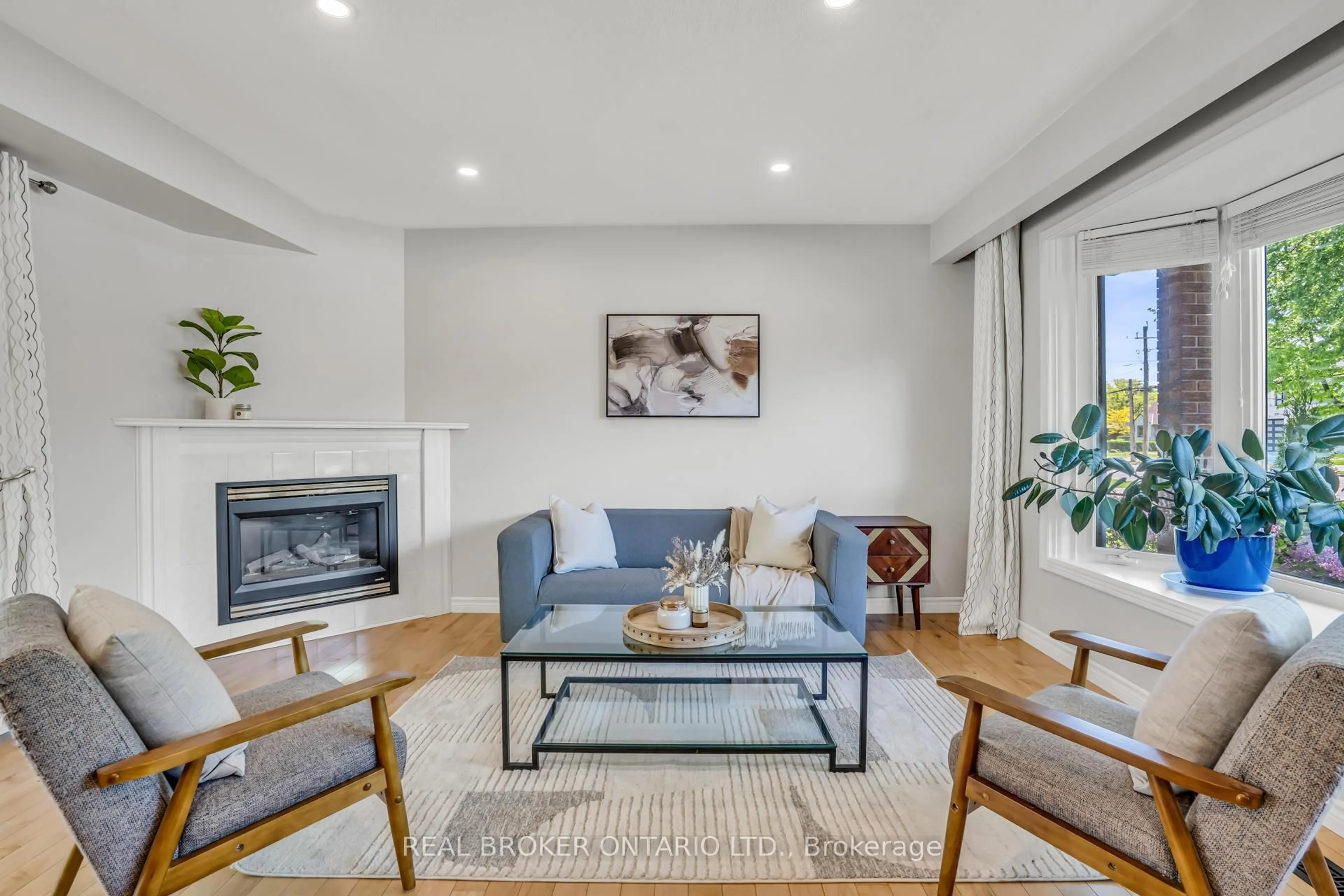 Living room with furniture, unknown for 341 Appleby Line, Burlington Ontario L7L 2X6
