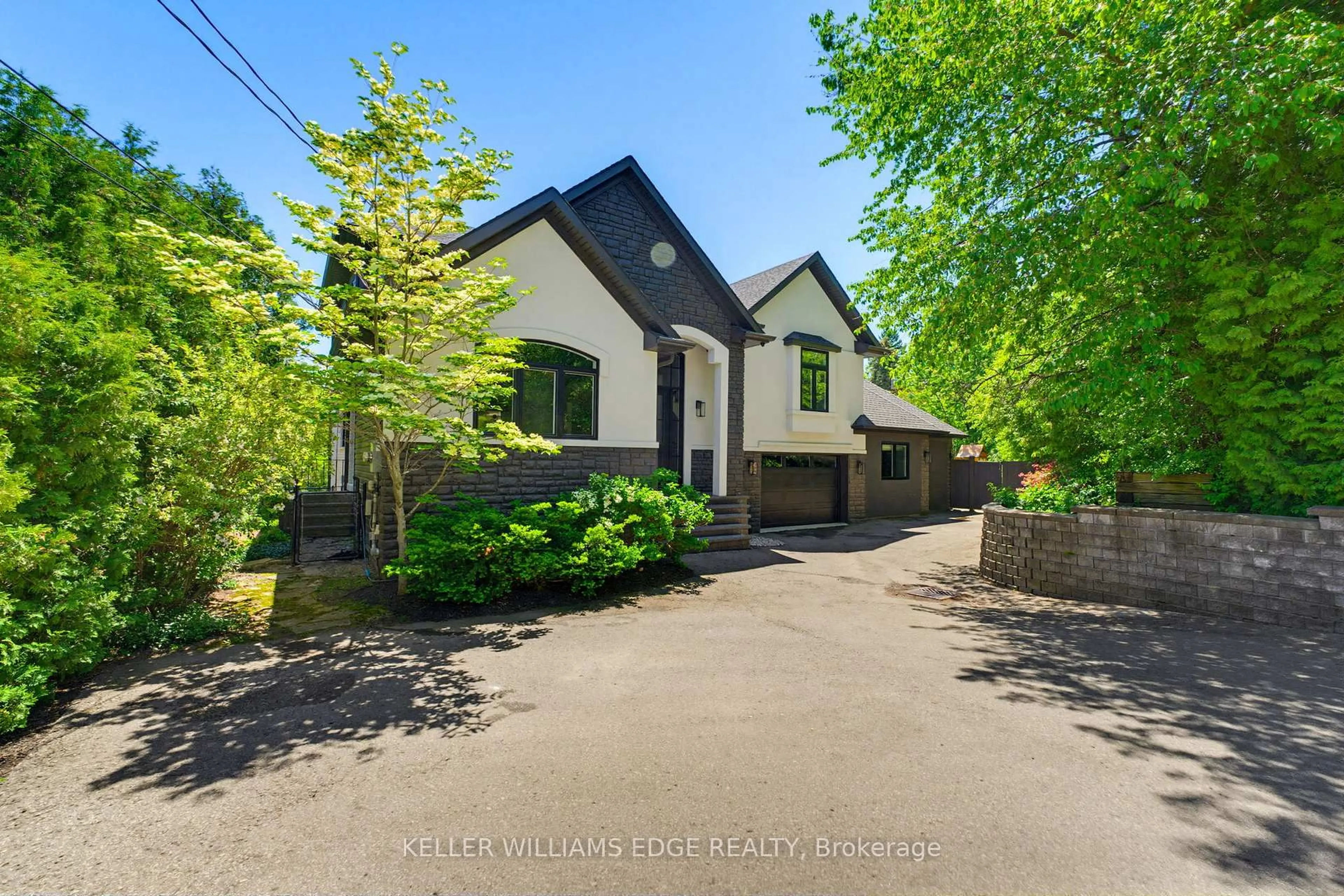 A pic from outside/outdoor area/front of a property/back of a property/a pic from drone, street for 1316 Dundas St, Burlington Ontario L7P 0S6