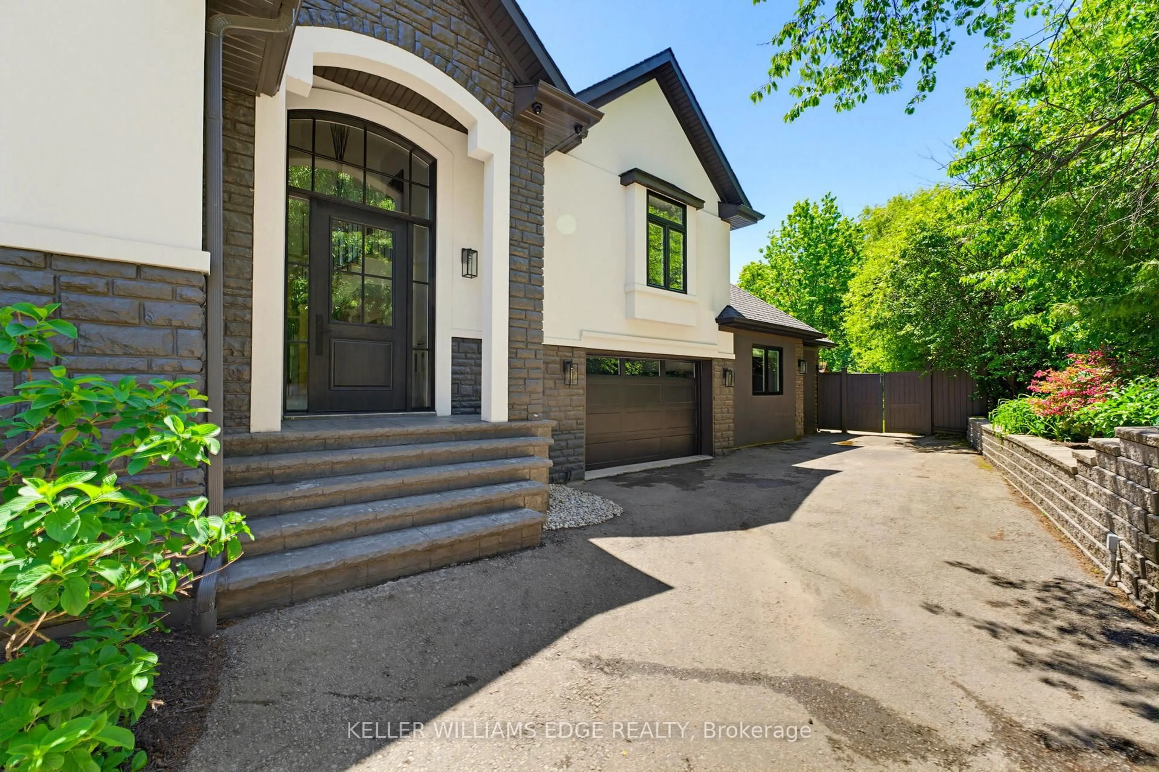 Home with brick exterior material, street for 1316 Dundas St, Burlington Ontario L7P 0S6