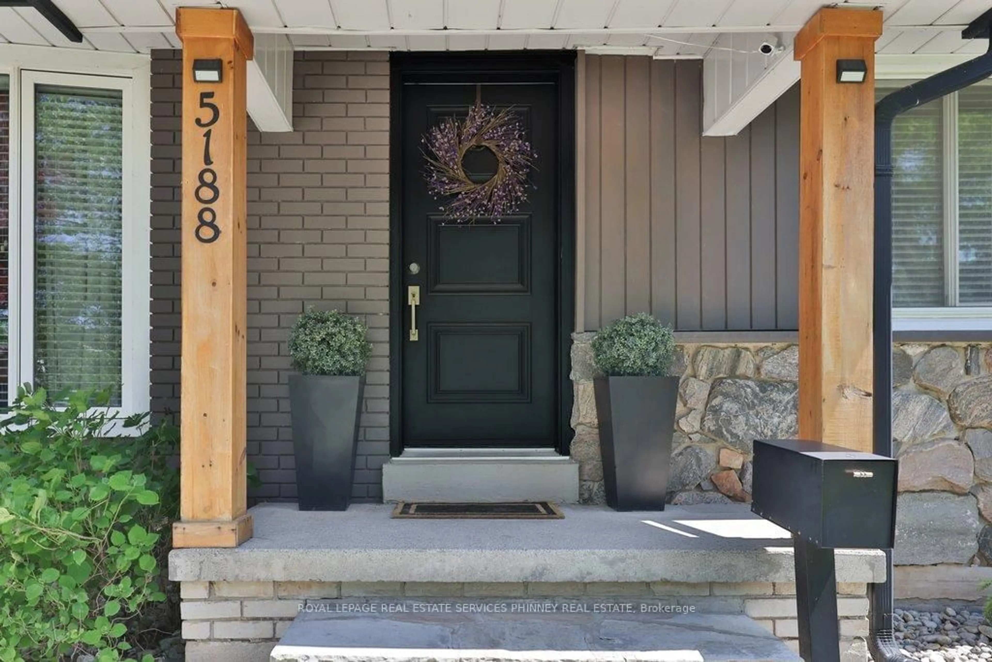 Indoor entryway for 5188 Meadowhill Rd, Burlington Ontario L7L 3L1