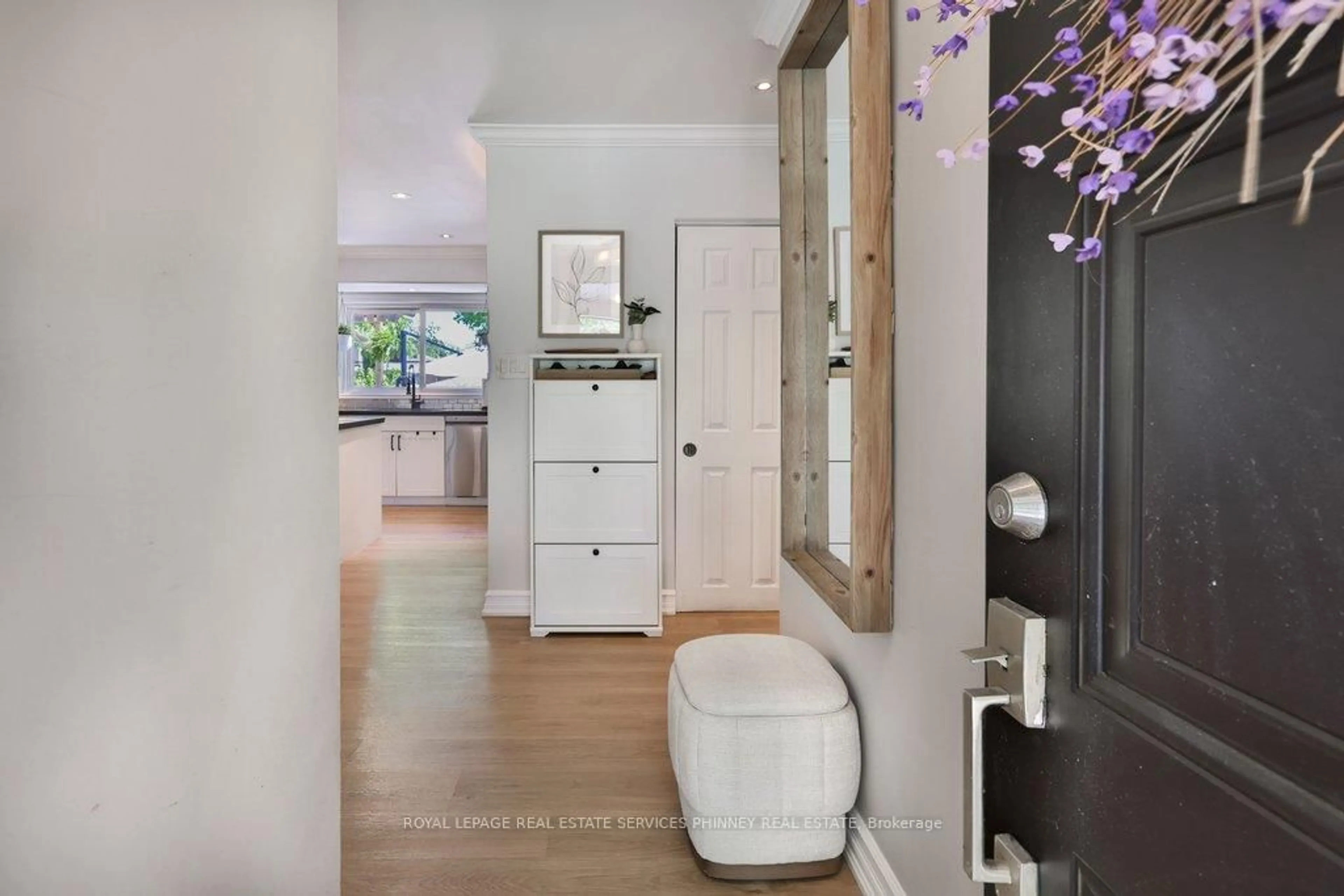 Indoor entryway for 5188 Meadowhill Rd, Burlington Ontario L7L 3L1
