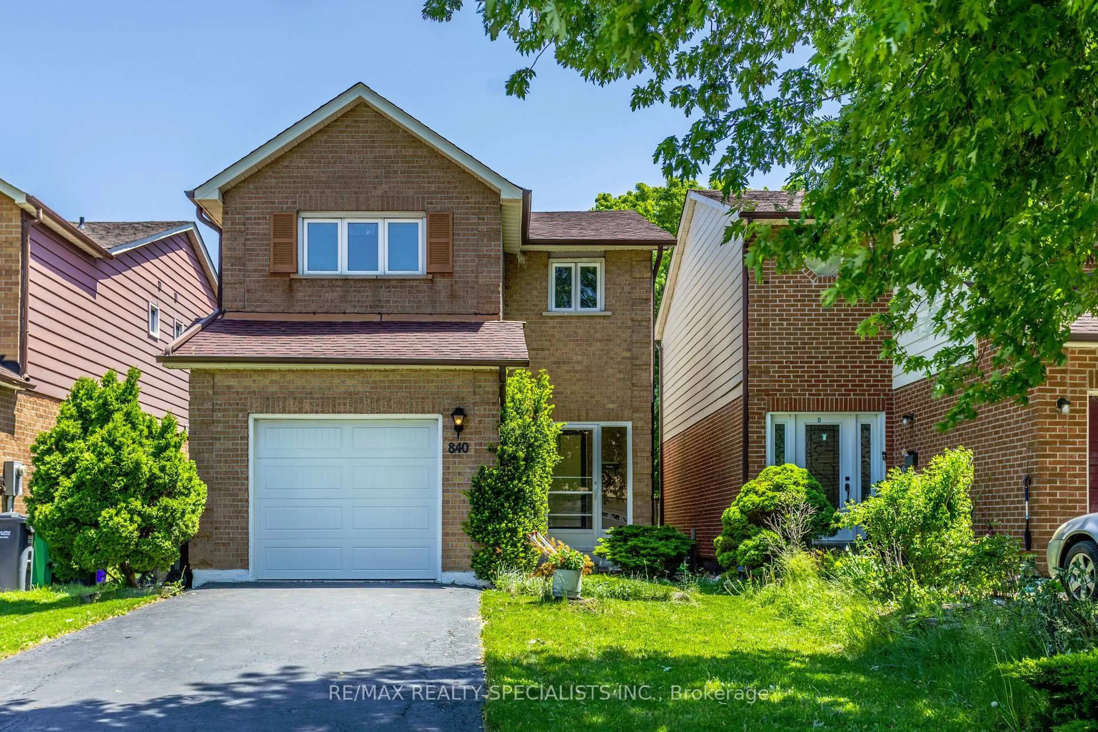 Home with brick exterior material, street for 840 Messenger Meadow Dr, Mississauga Ontario L5C 3T2